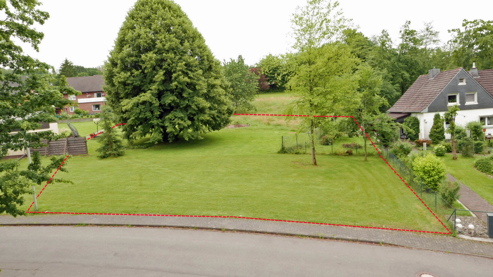 208 747 - Reichshof: 1.929 m² großes Villengrundstück am Ortsrand von Brüchermühle