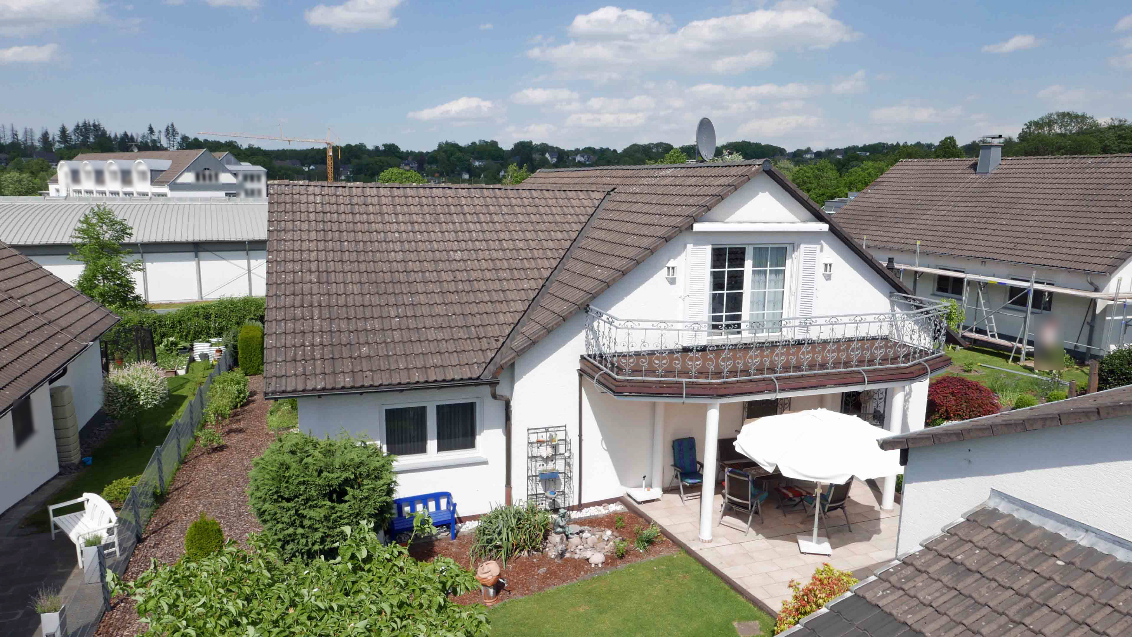 237 2-284 - Nümbrecht: Massiver Winkelbungalow mit Doppelgarage