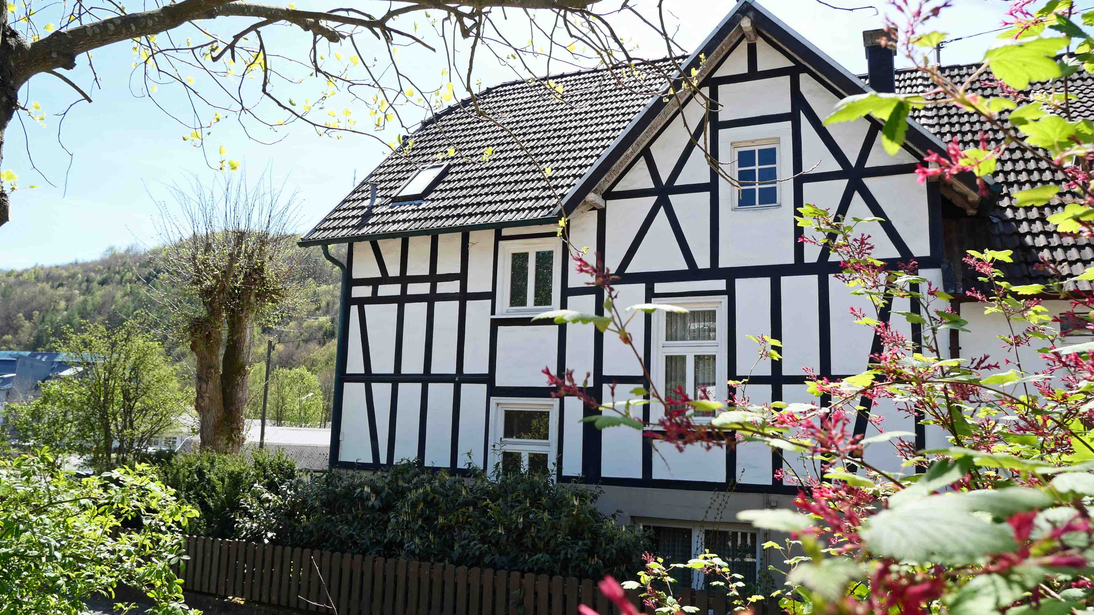 261 2-308 - Morsbach: Alles fußläufig erreichbar. Großes, charmantes 1-2-Familienhaus