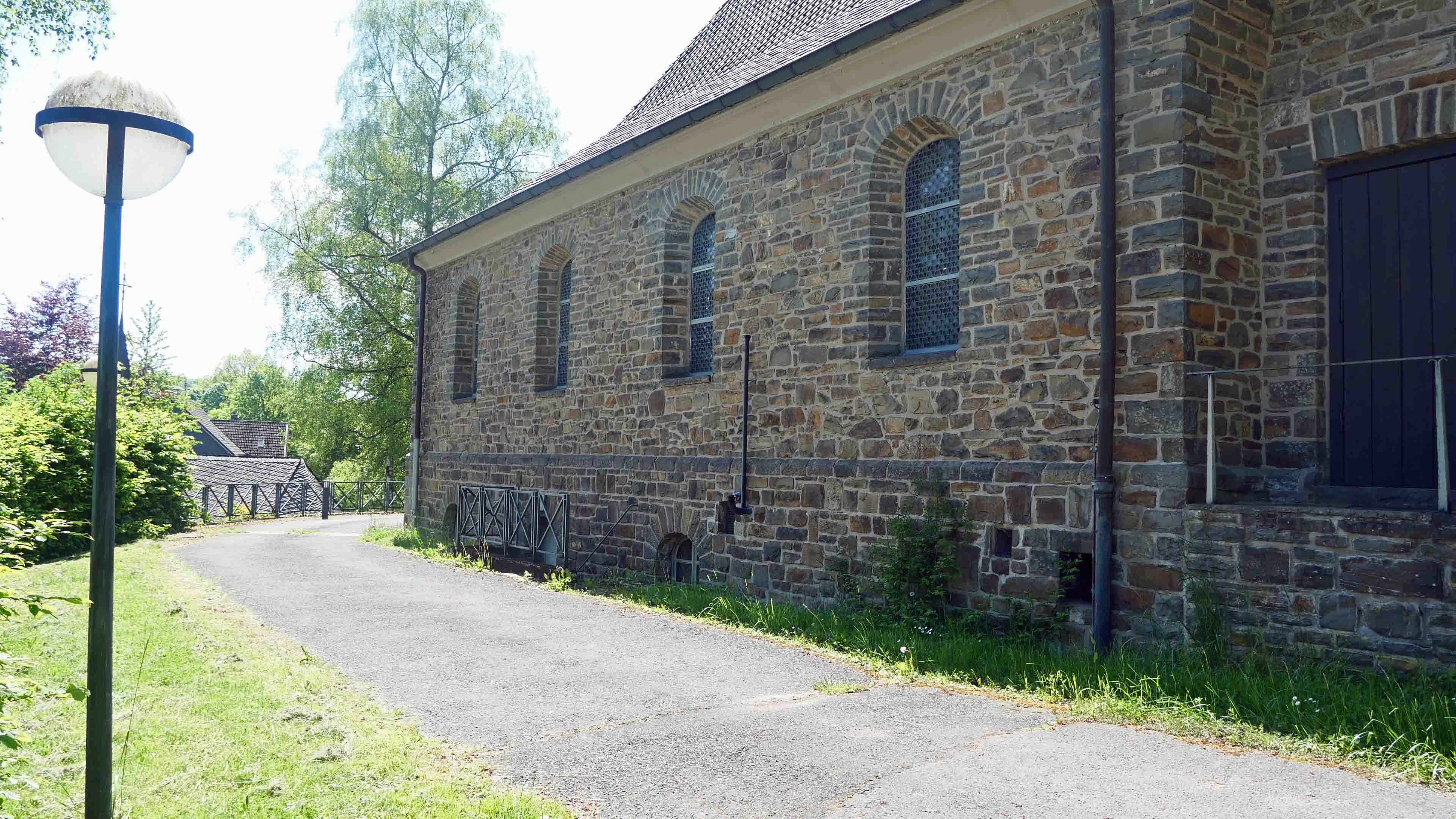 Morsbach-Ellingen: Stilvolle, kleine Bruchsteinkirche, dritter Eingang zur Sakristei