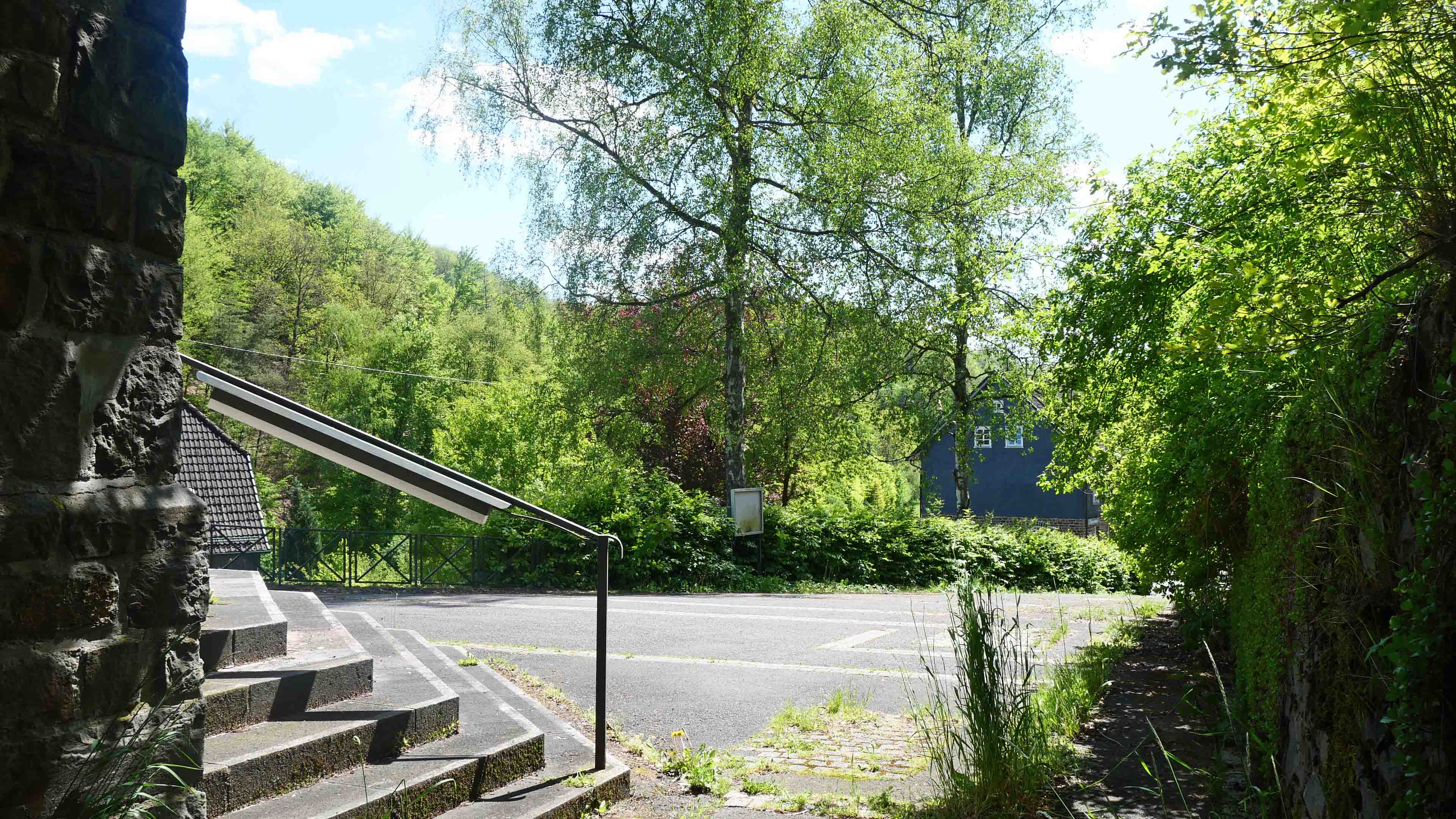 Morsbach-Ellingen: Stilvolle, kleine Bruchsteinkirche, Blick zum Kirchenvorplatz
