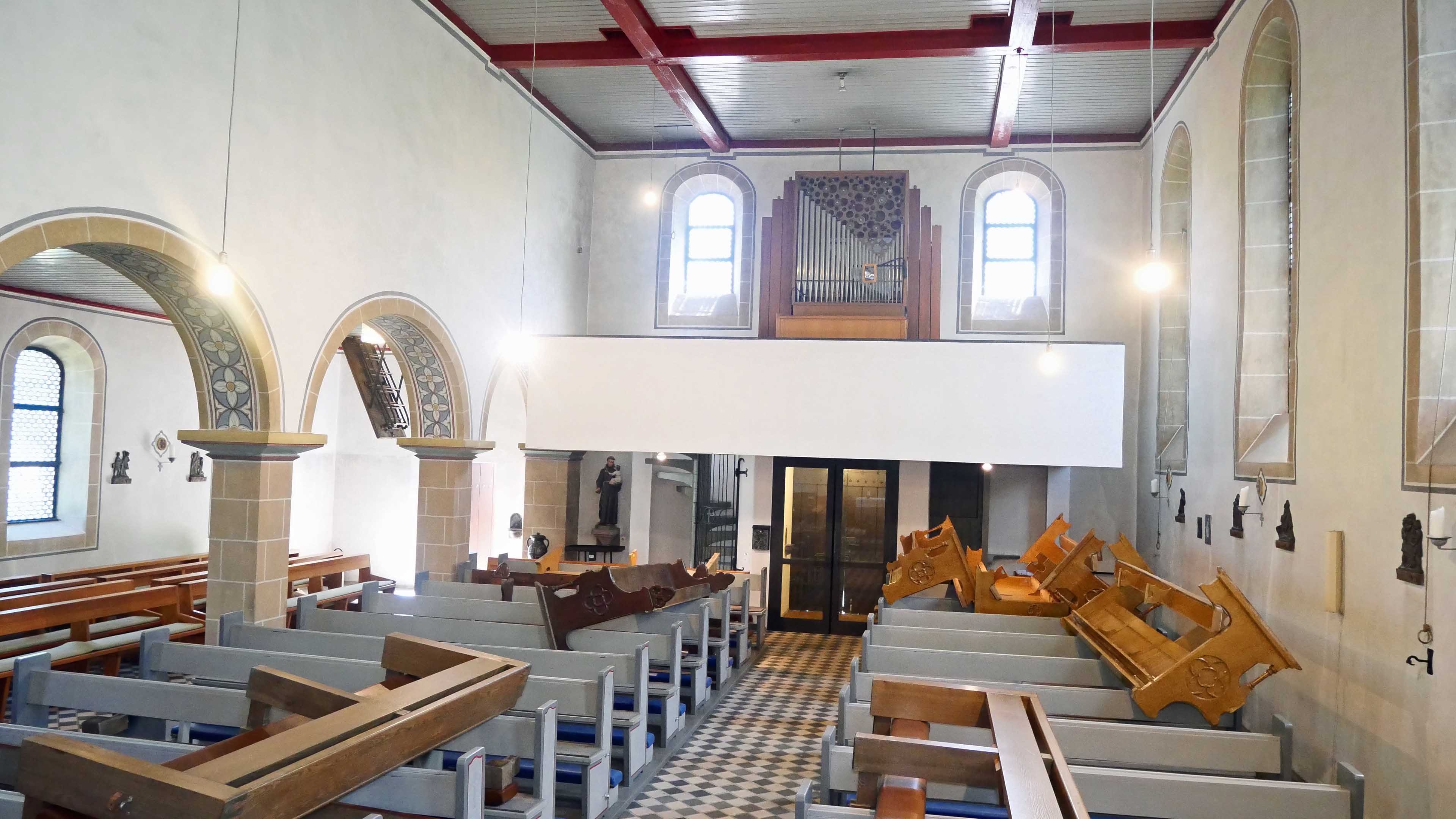 Morsbach-Ellingen: Stilvolle, kleine Bruchsteinkirche, Innenraum: ca. 220 m² Grundfläche