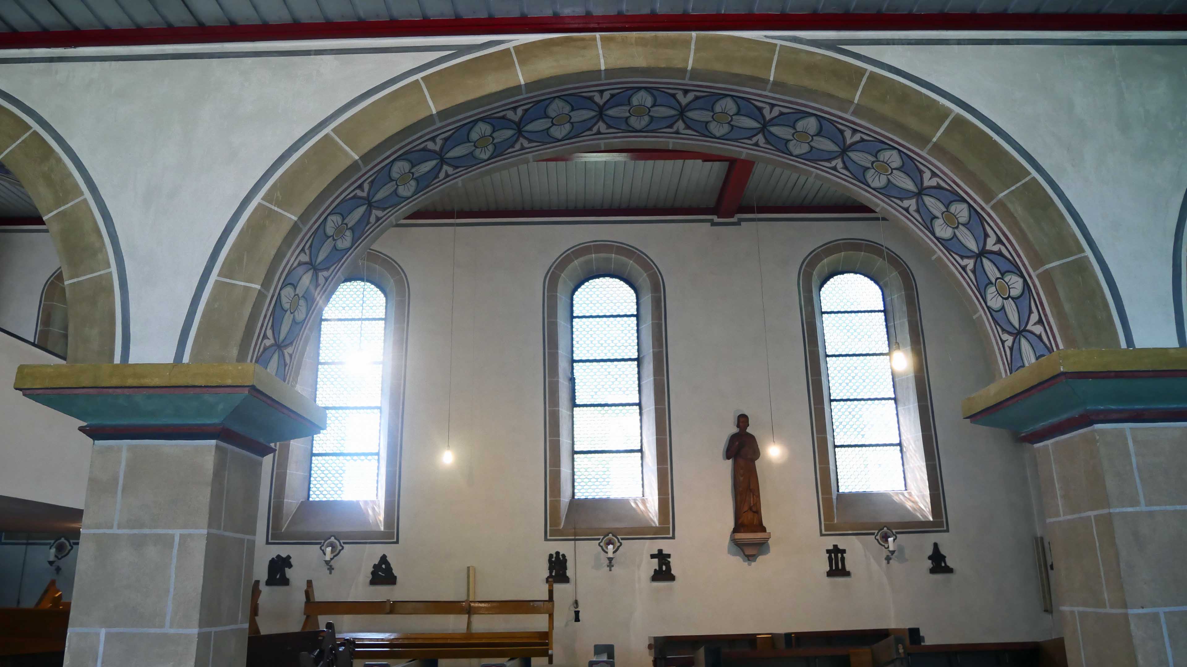 Morsbach-Ellingen: Stilvolle, kleine Bruchsteinkirche, herrliche, bunte Blumen-Fresken