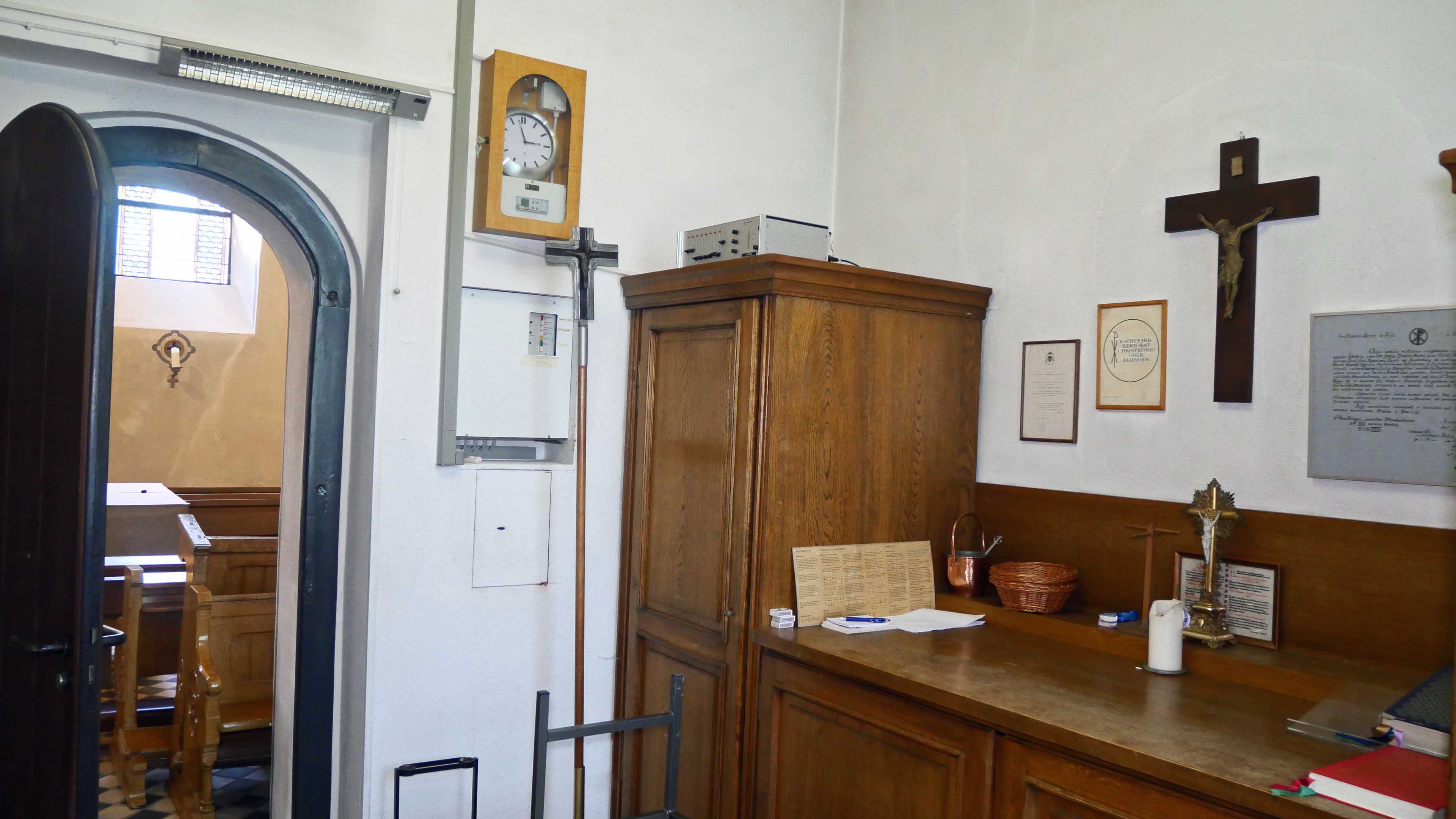 Morsbach-Ellingen: Stilvolle, kleine Bruchsteinkirche, Sakristei (13 m²) mit Zugang zum Altarraum