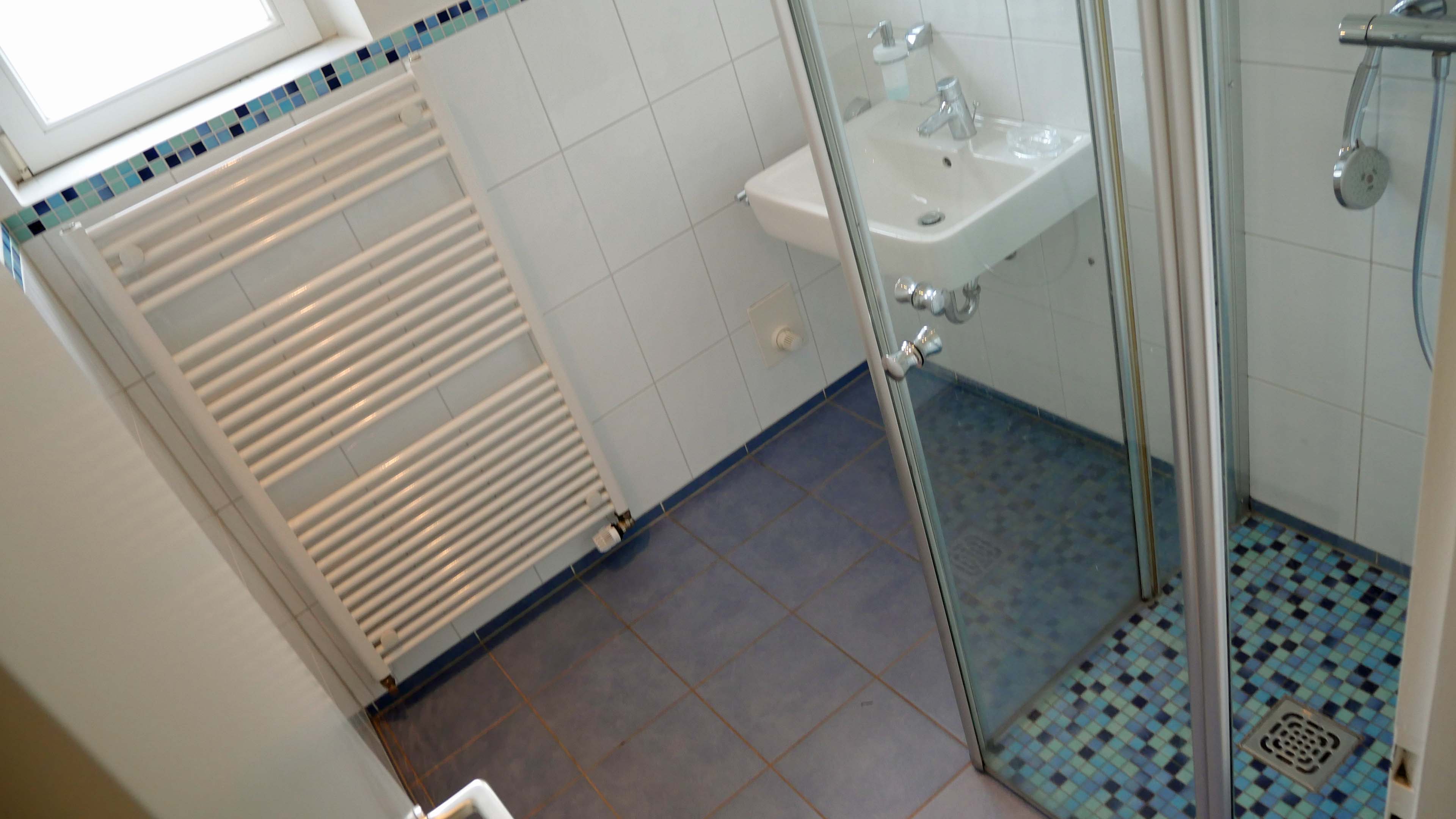 Morsbach-Holpe: Ruhige, ungestörte Ortsrandlage, separates Duschbad mit großer bodengleicher Dusche