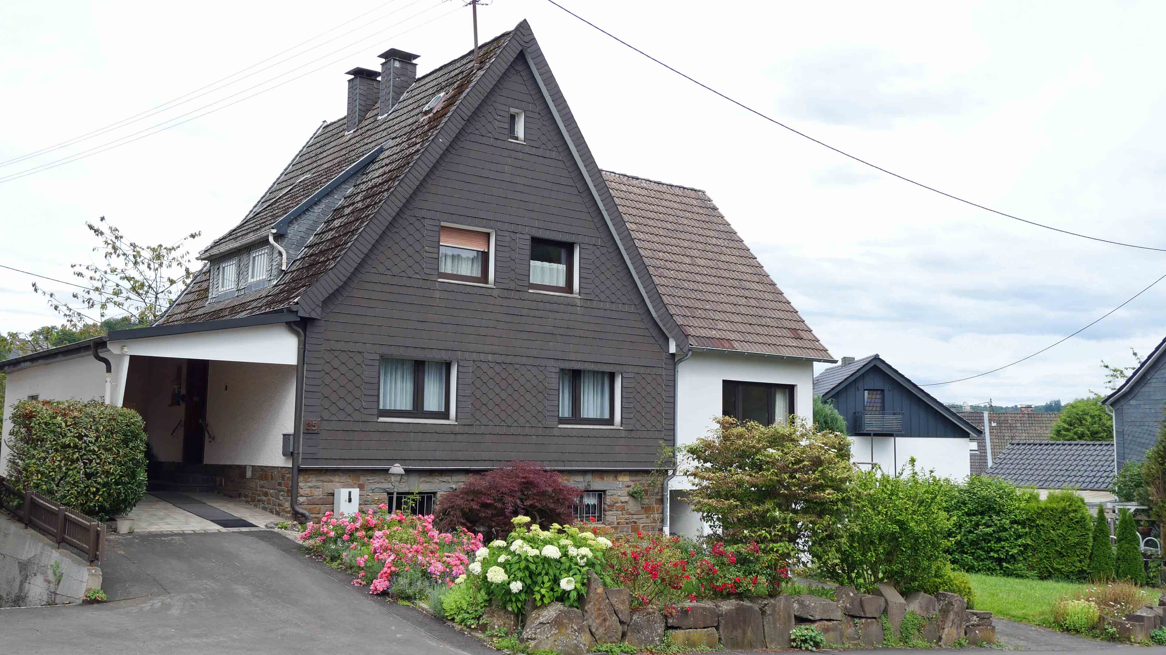 339 2-383 - VERKAUFT  Morsbach: Von Familie - für Familie - großes Wohnhaus