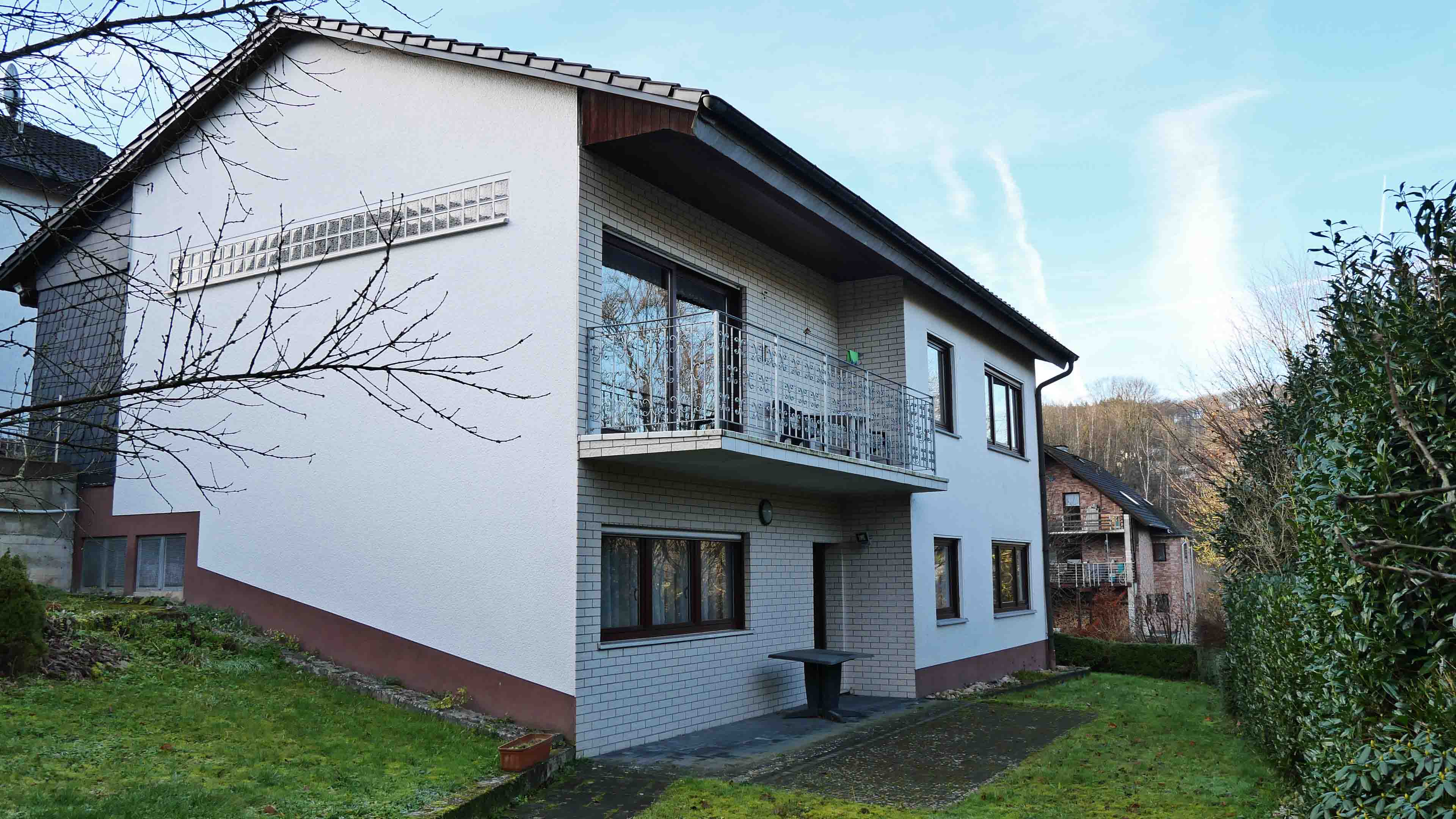 352 2-398 - VERKAUFT  Morsbach: Gepflegtes EFH mit ELW, Doppelgarage und Werkstatt