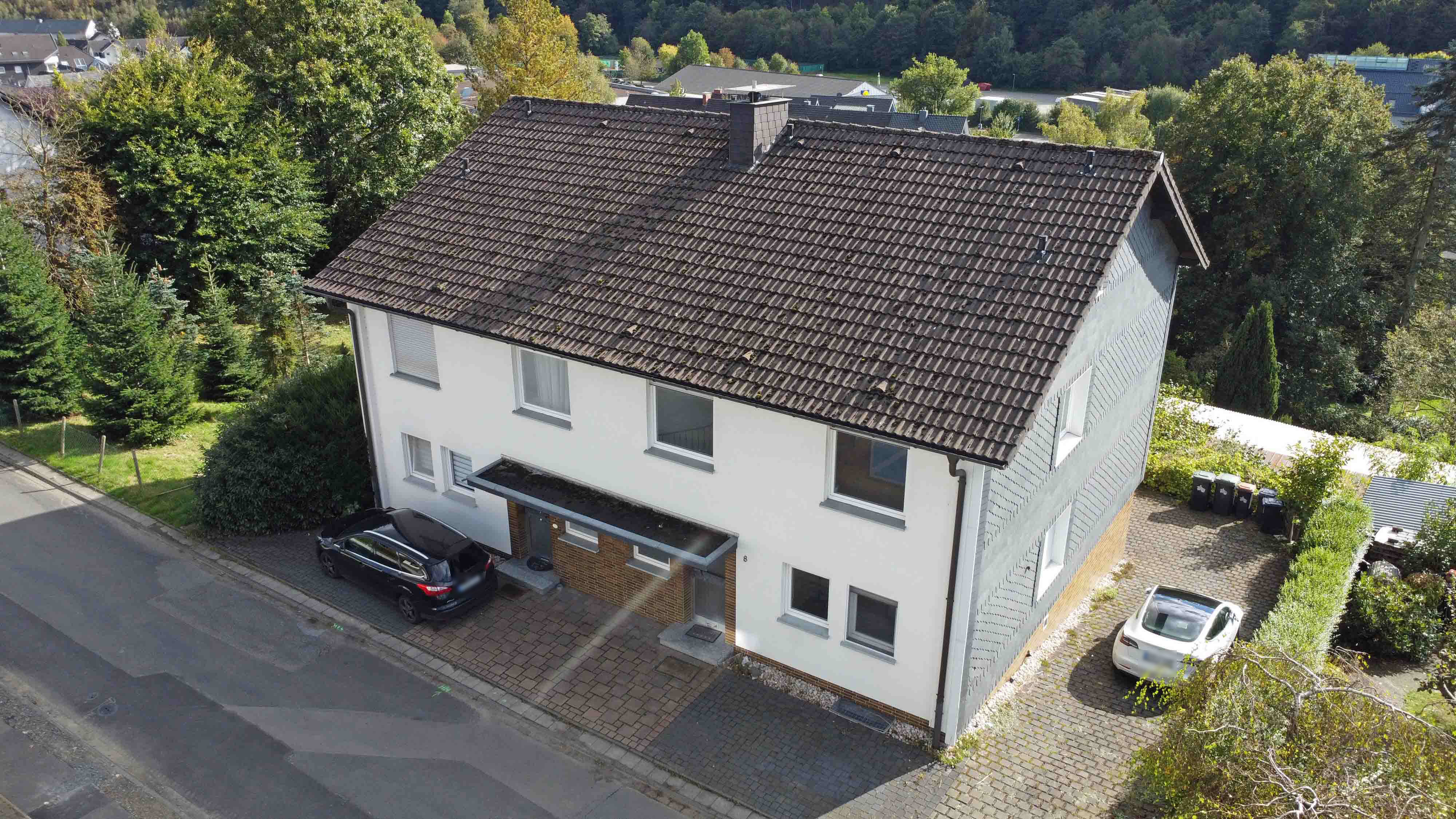 Morsbach: Doppelhaus im Zentrum, Eingangsseite mit jeweils 1 Stellplatz v.d. Tür