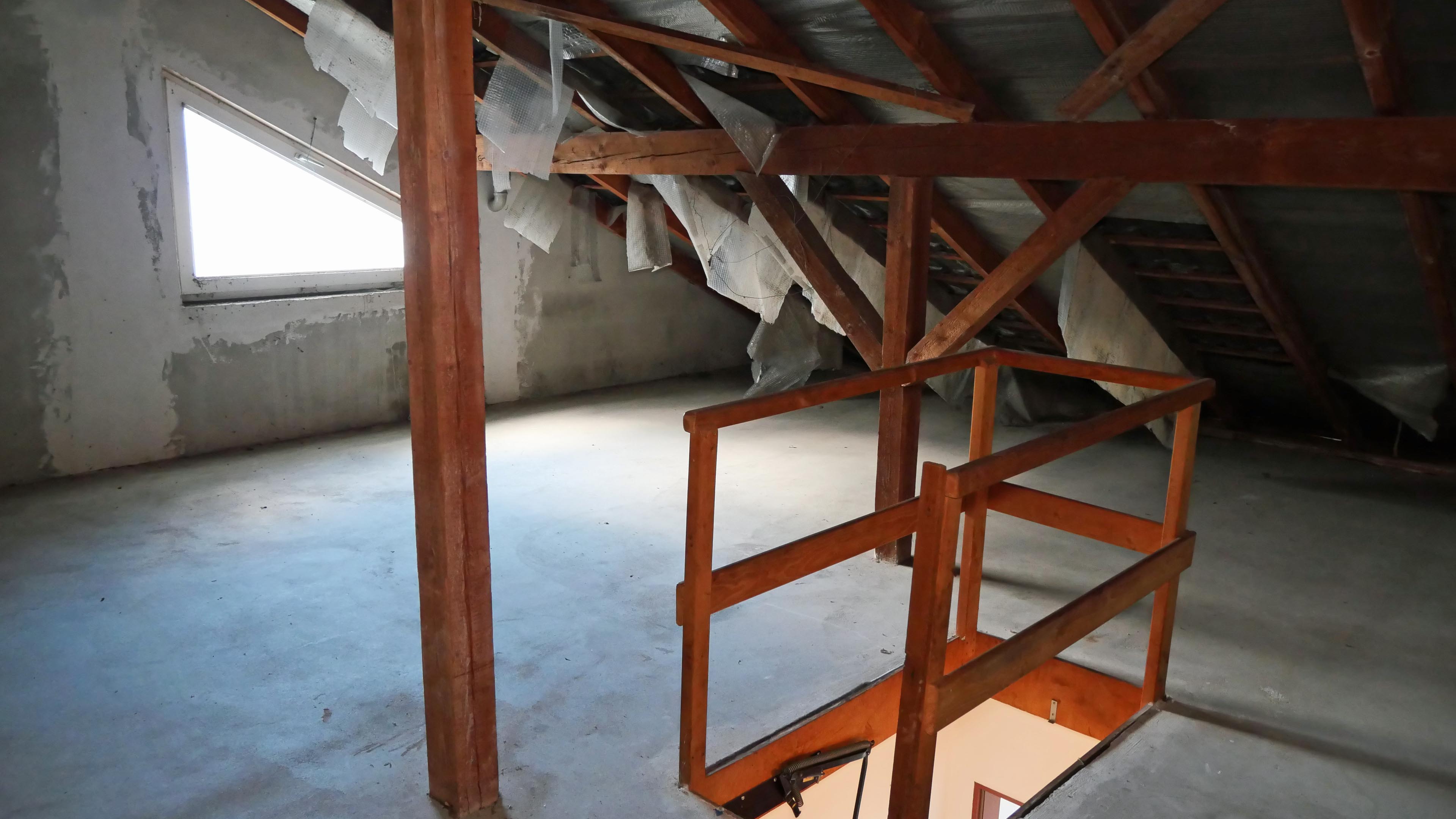 Morsbach: Doppelhaus im Zentrum, Ausbaureserve/Abstellraum unter dem Dach