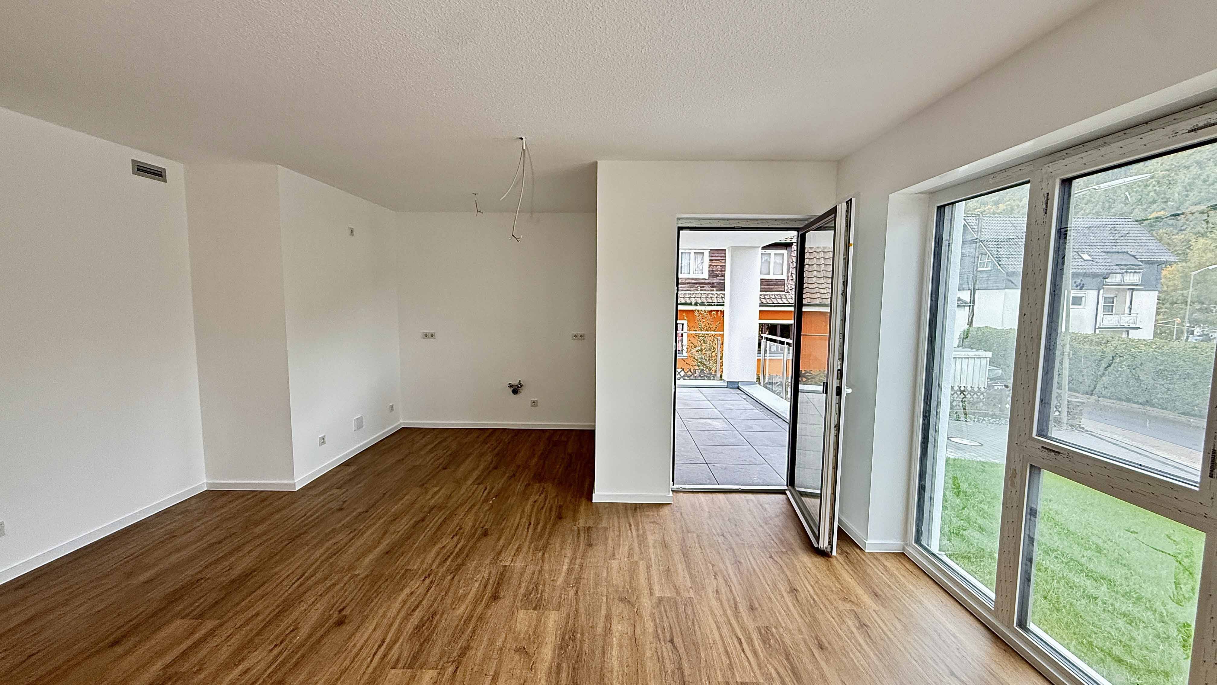 Morsbach: Exklusive Wohnung 68 m², neu, hochwertig und seniorengerecht, Wohn-/ Esszimmer 27,8 m² mit Loggia 10,8 m²