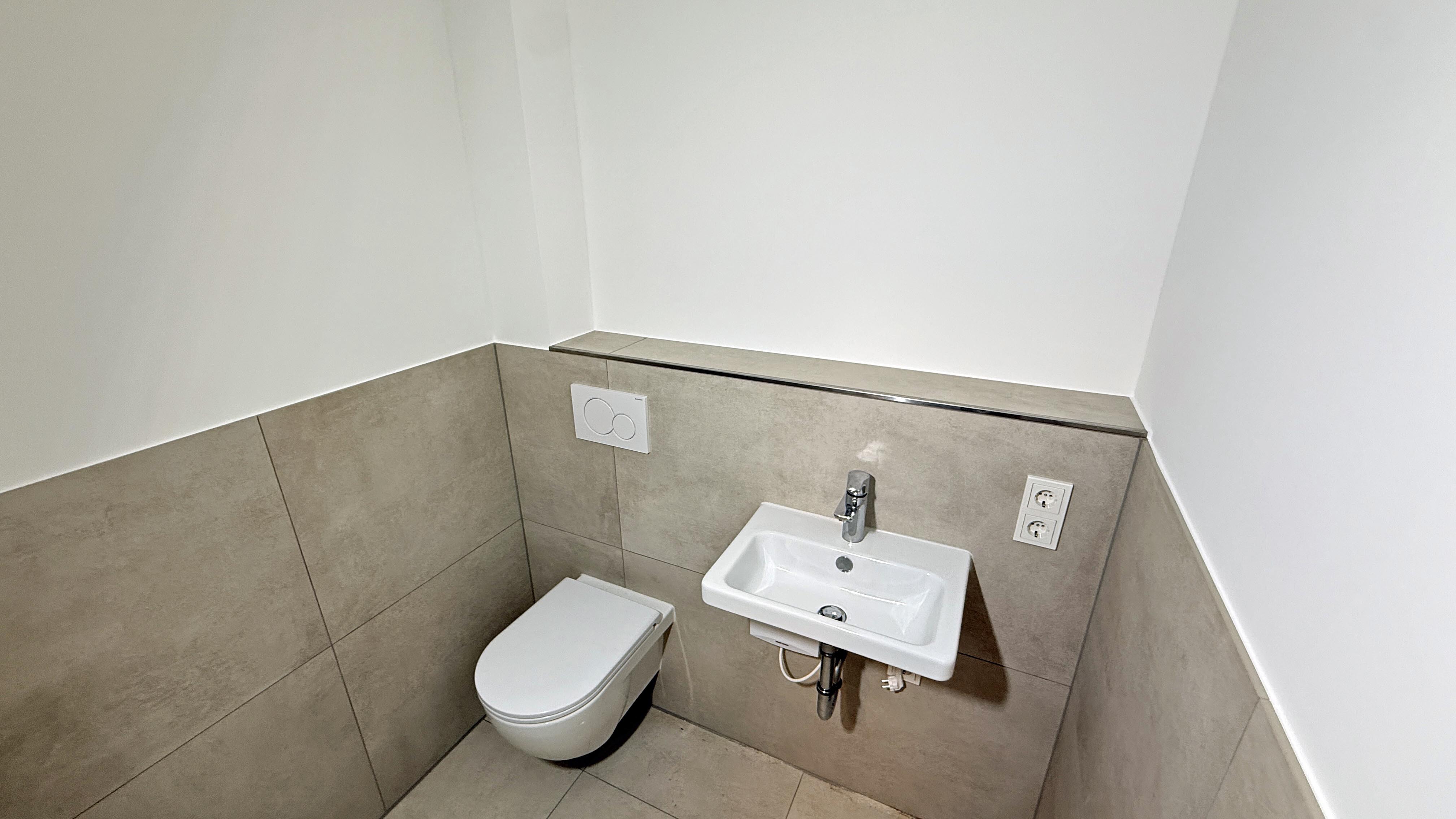 Morsbach: Exklusive Wohnung 68 m², neu, hochwertig und seniorengerecht, Gäste-WC im Eingangsbereich