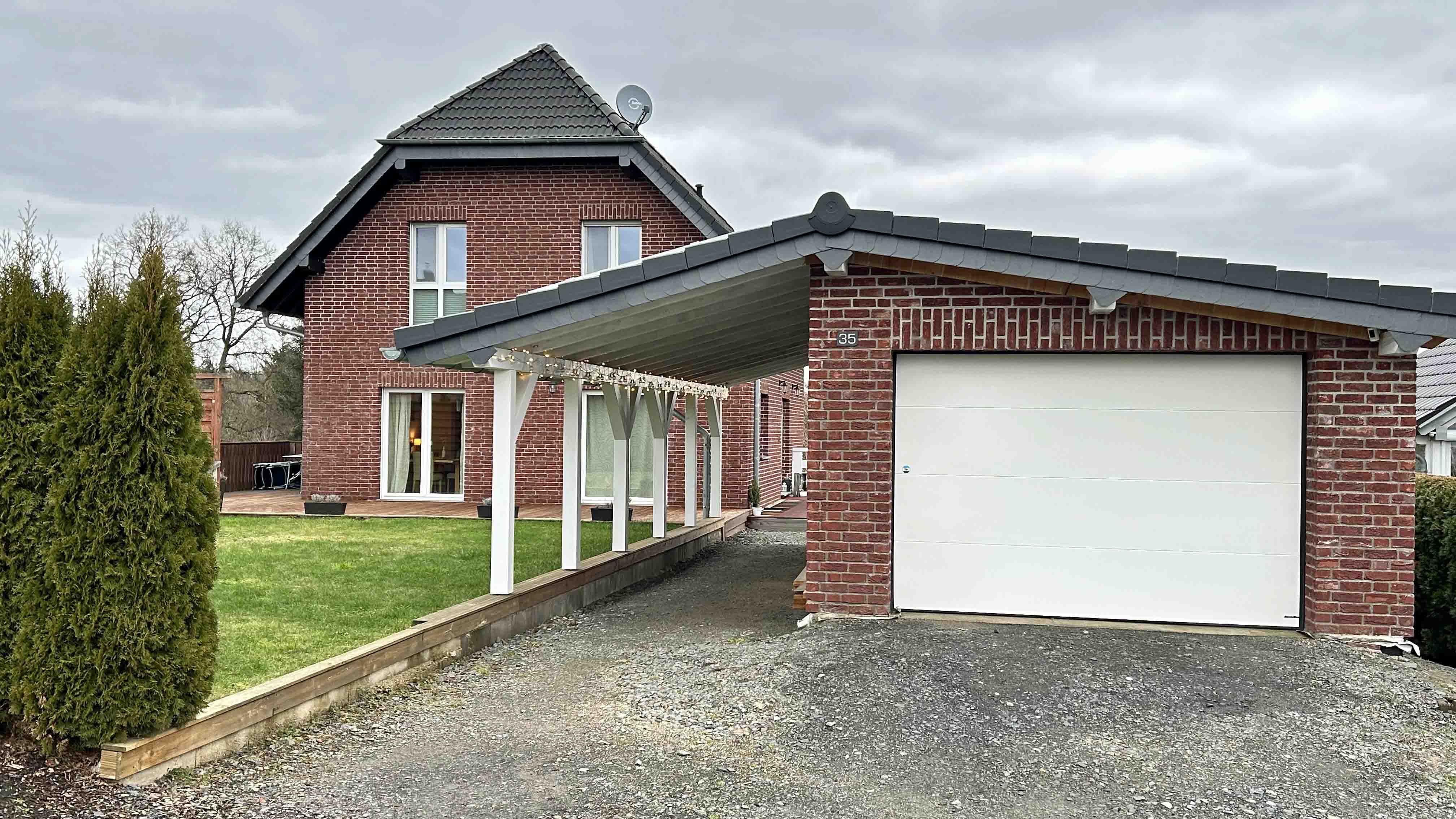 353 2-411 - VERKAUFT Birken-Honigsessen: Niedrigenergiehaus Baujahr 2013, mit Vollkeller, Garage und Werkstatt