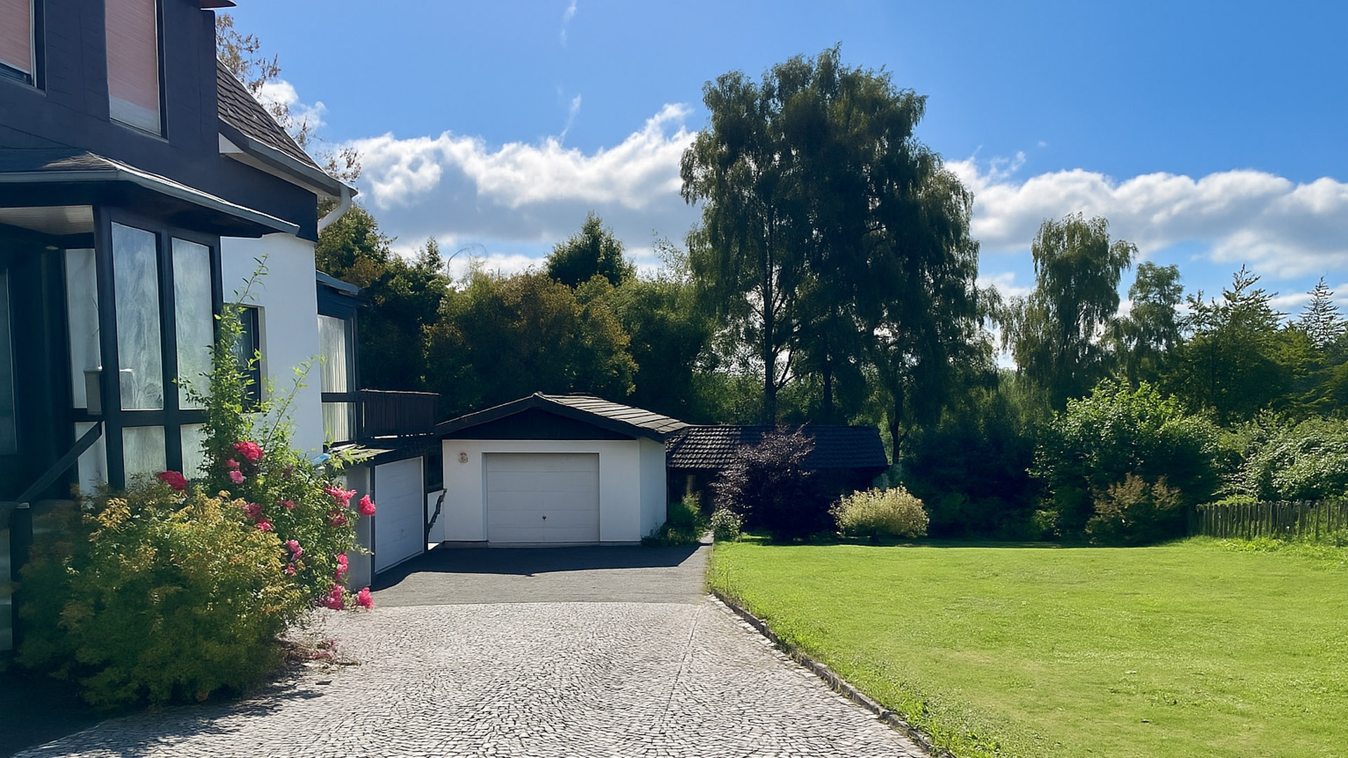 Mit Blick zum Himmel und Natur: EFH in Reichshof-Hahn mit Wintergarten und Terrasse, ...Blick ins Grüne (Sommer 2025)