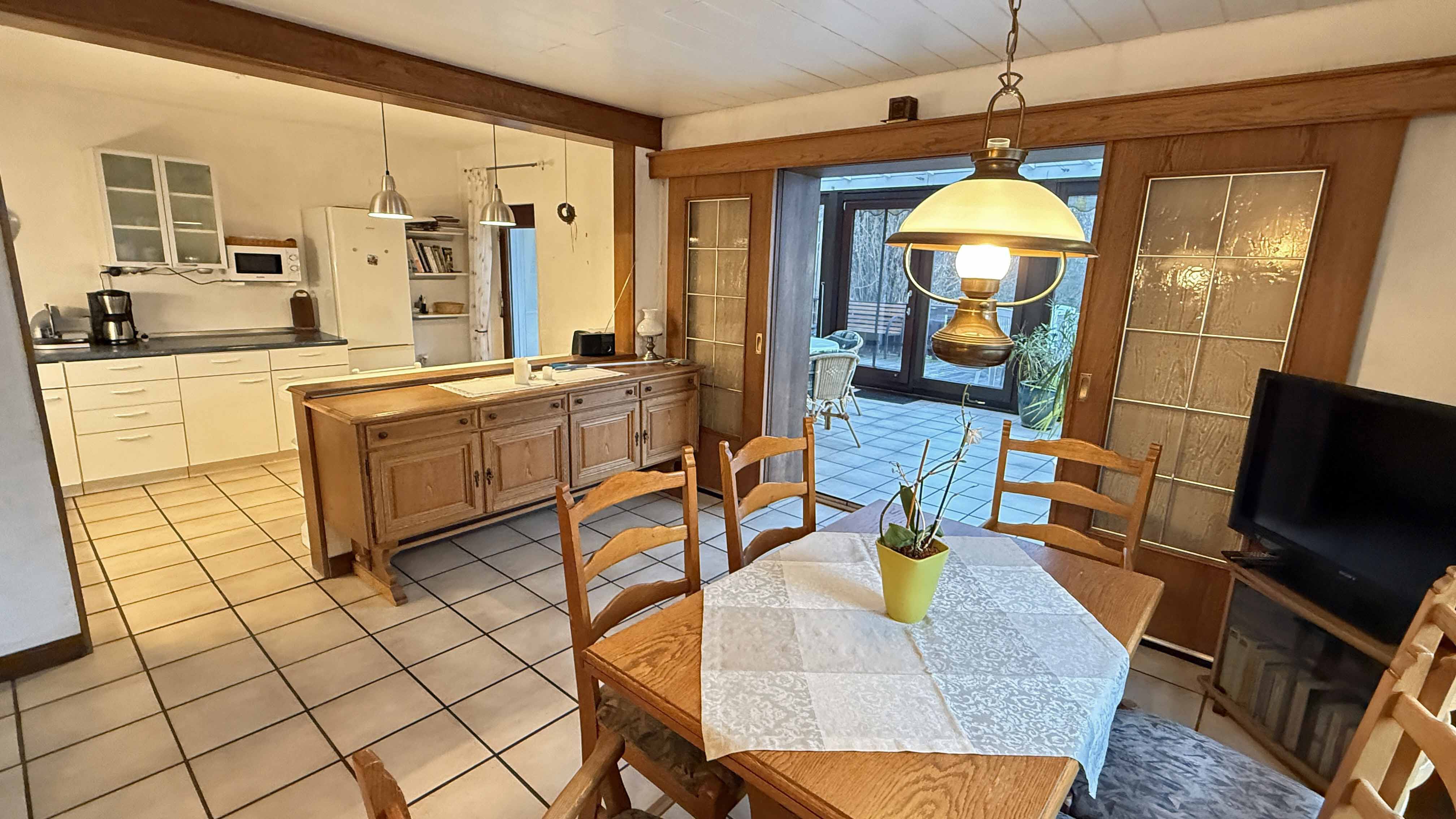 Mit Blick zum Himmel und Natur: EFH in Reichshof-Hahn mit Wintergarten und Terrasse, Offene Wohnküche (27 m²) mit...