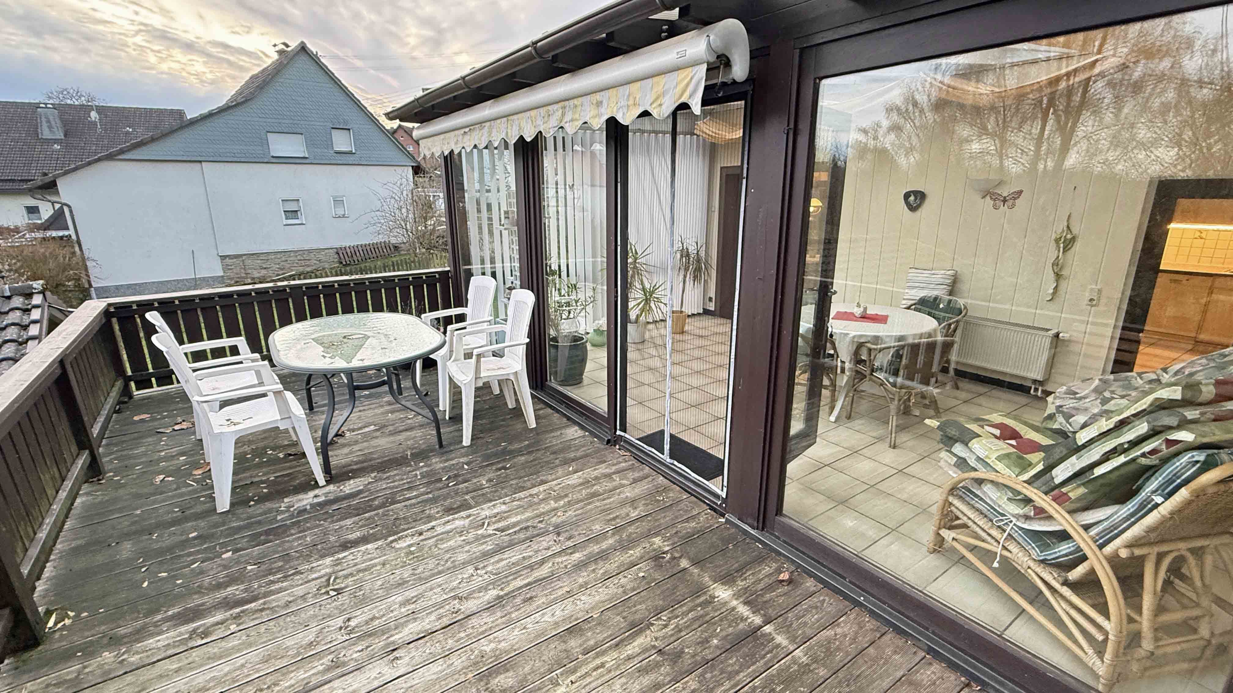 Mit Blick zum Himmel und Natur: EFH in Reichshof-Hahn mit Wintergarten und Terrasse, Terrasse (17 m²) auf dem Garagendach mit...