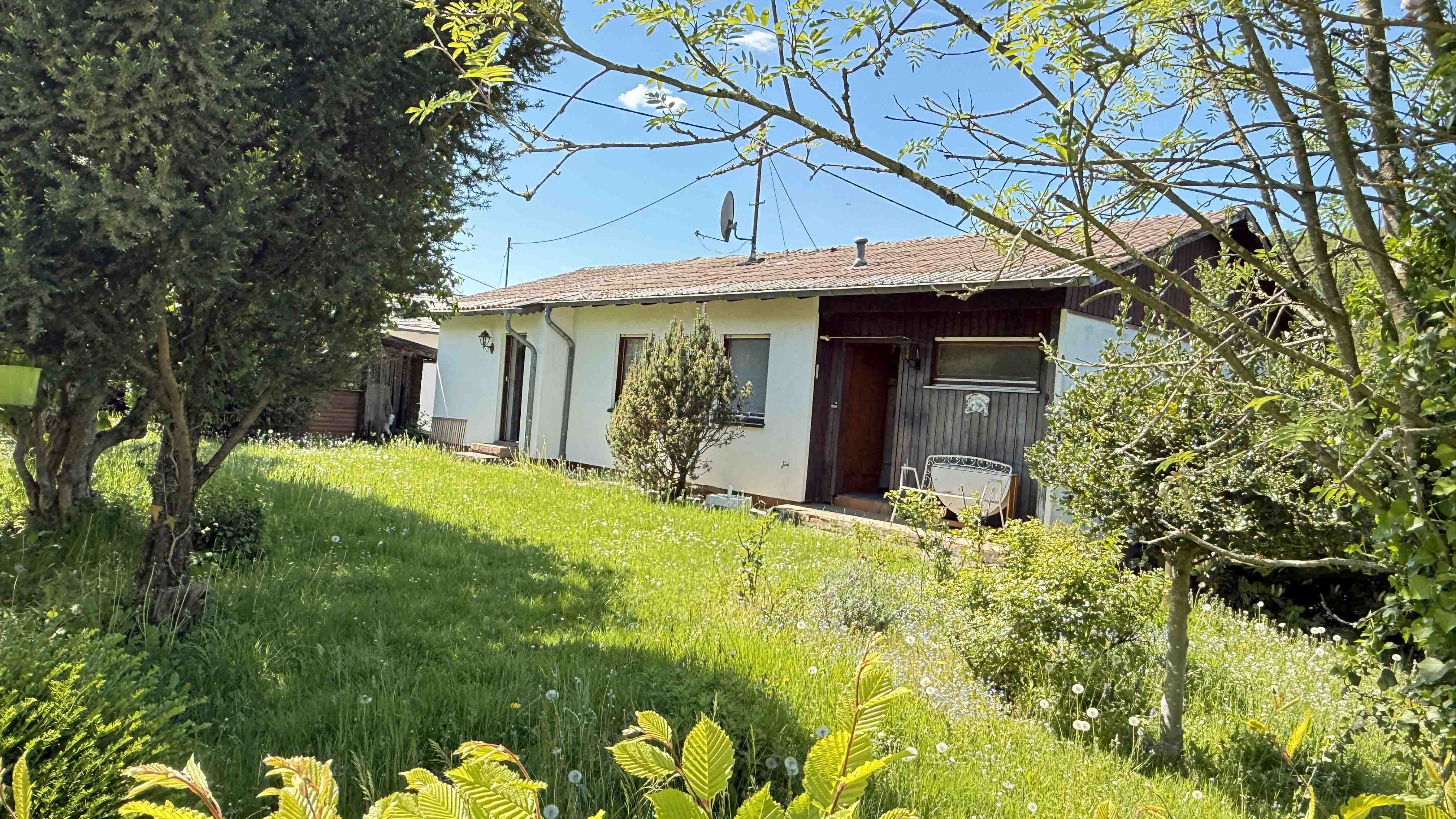 Selbach: Kleiner Bungalow - naturnah, ruhig und preiswert, Hausrückseite mit Hauseingang und...