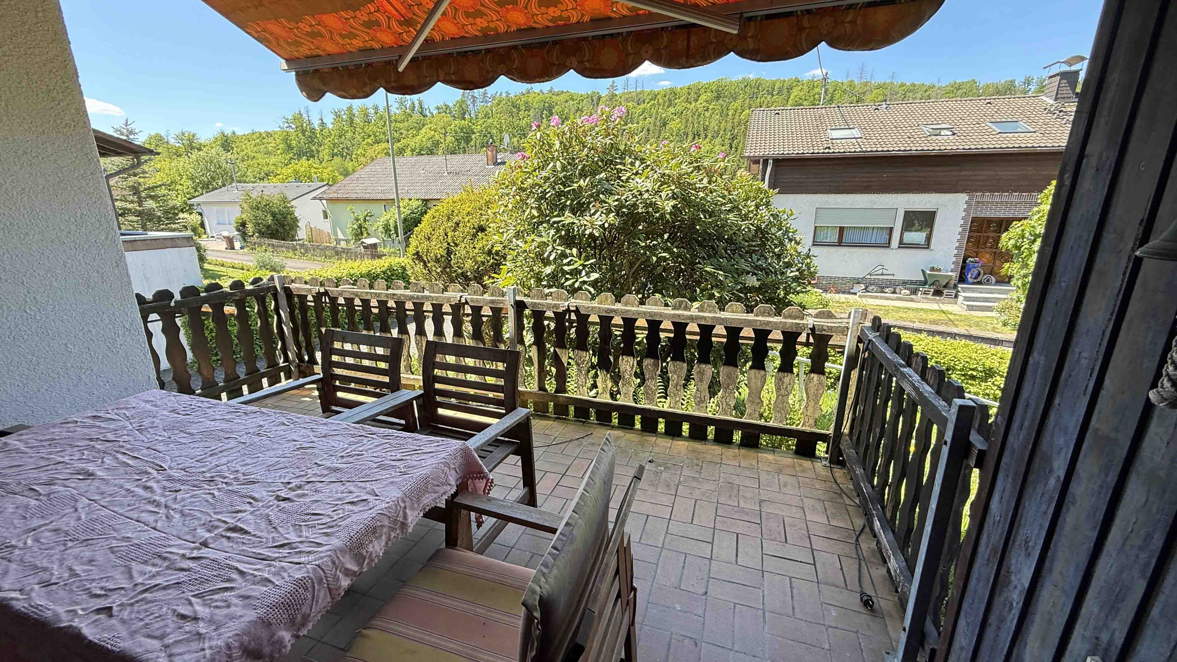 Selbach: Kleiner Bungalow - naturnah, ruhig und preiswert, 12 m² große, überdachte Loggia mit Blick