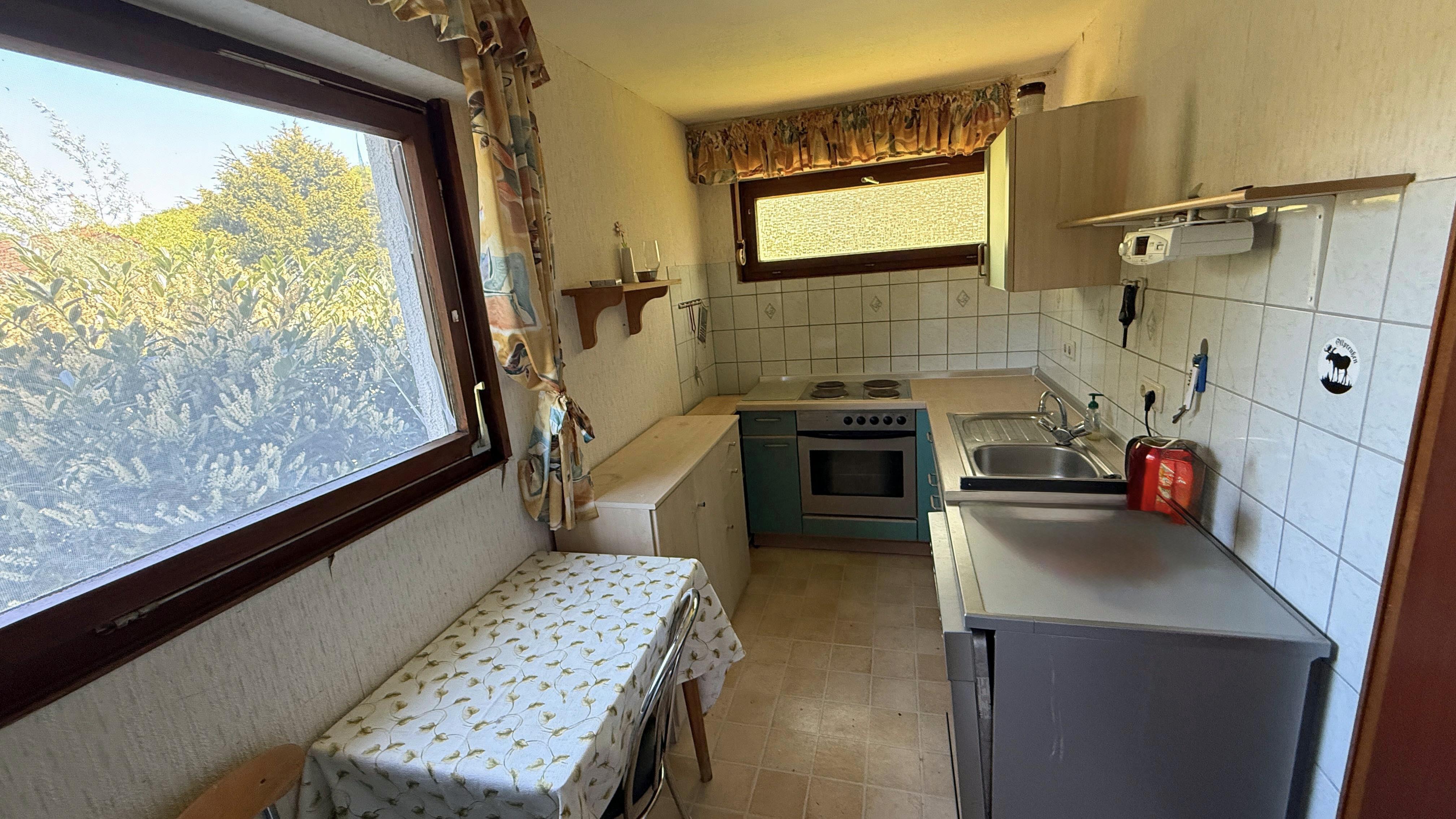 Selbach: Kleiner Bungalow - naturnah, ruhig und preiswert, Küche mit Frühstücksplatz