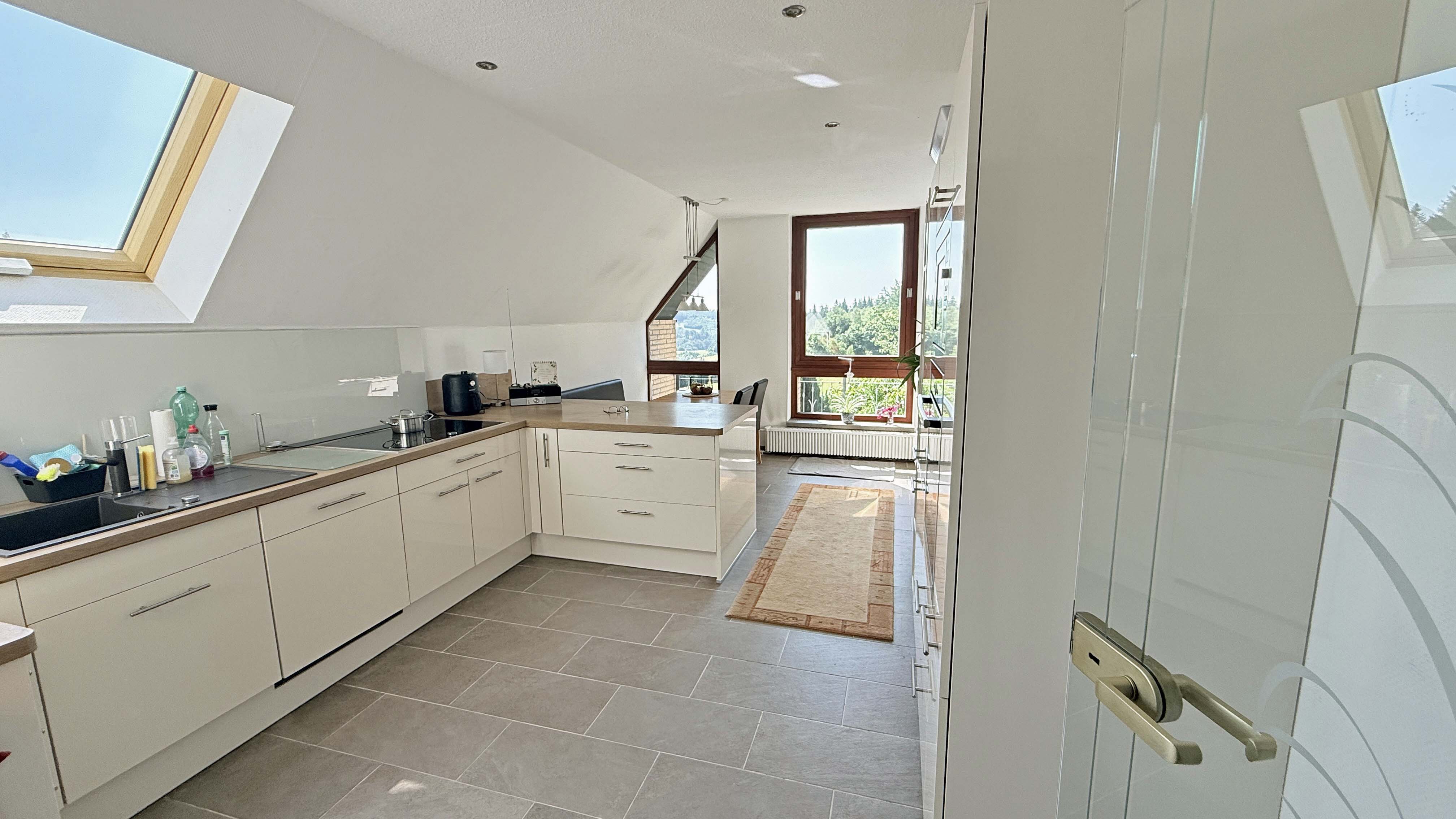 Morsbach-Herbertshagen: besondere Lage - besonderes Haus, Wohnküche mit Essplatz vor dem Panoramafenster...