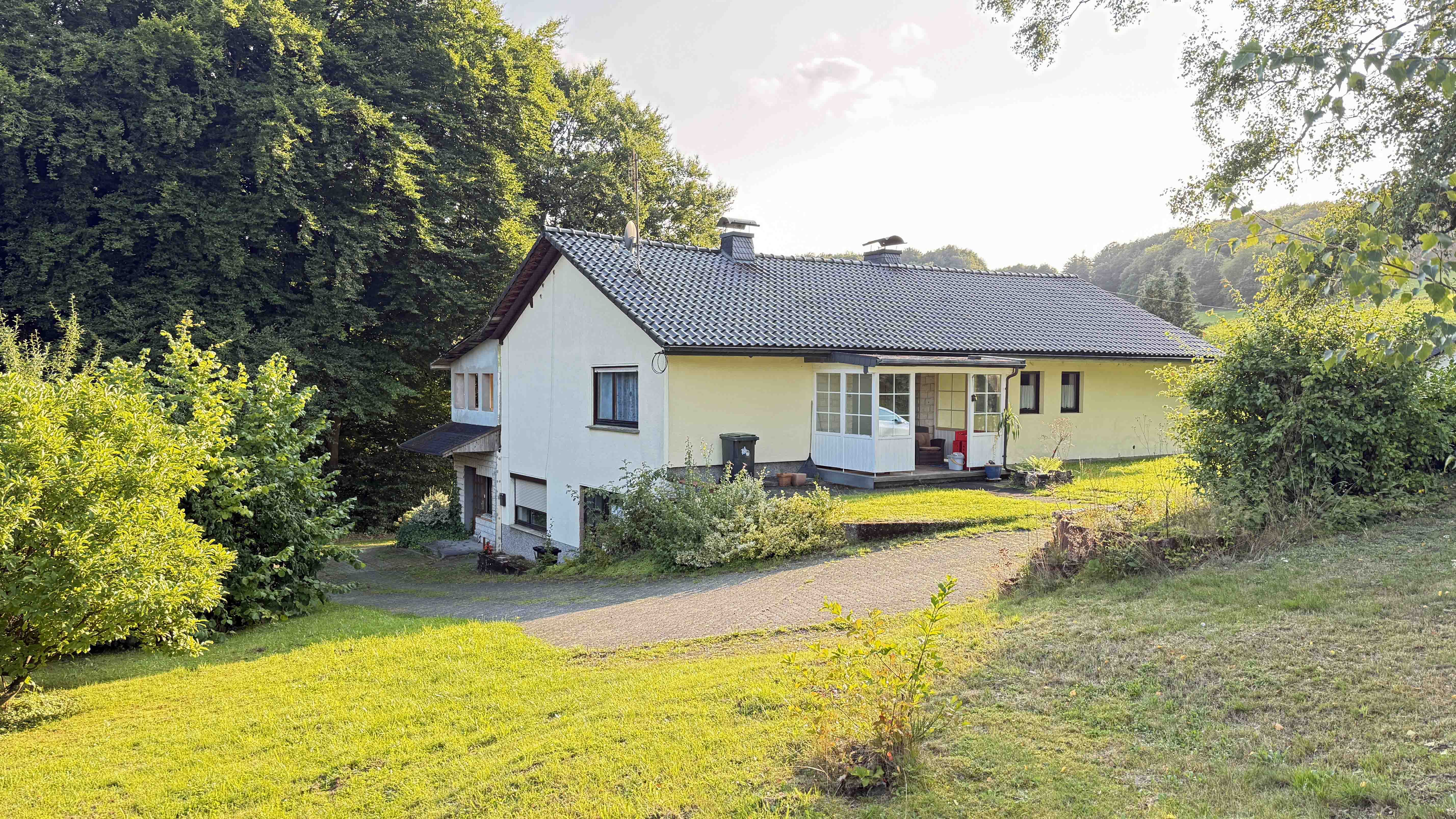 Morsbach-Springe: Landhaus auf 9.377 m² Wiesengrundstück, Landhaus mit 124  m² Wohnfläche...