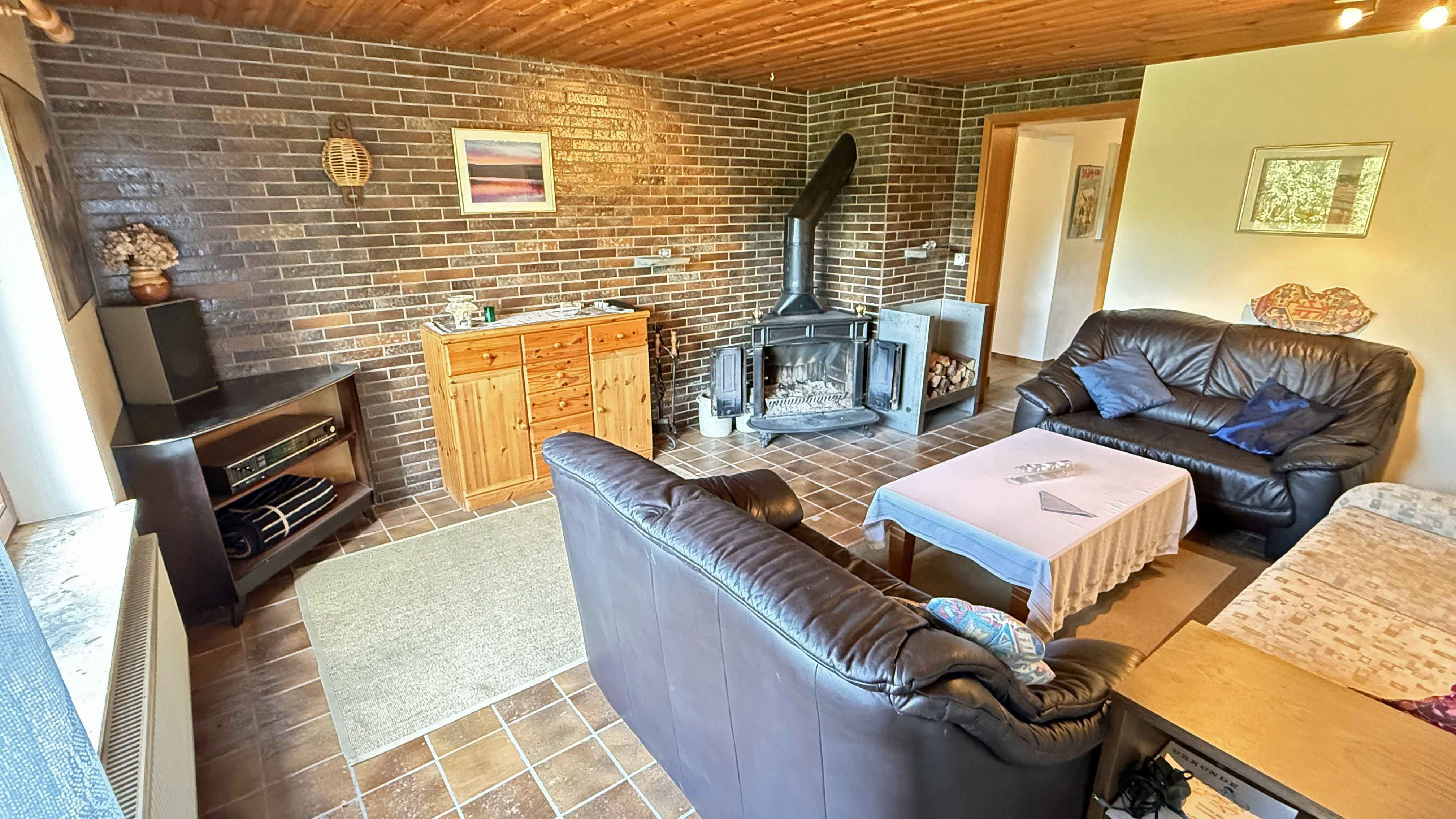 Reichshof-Denklingen: Perfekt für zwei Generationen, ...diesem Kamin-/Ruhezimmer daneben