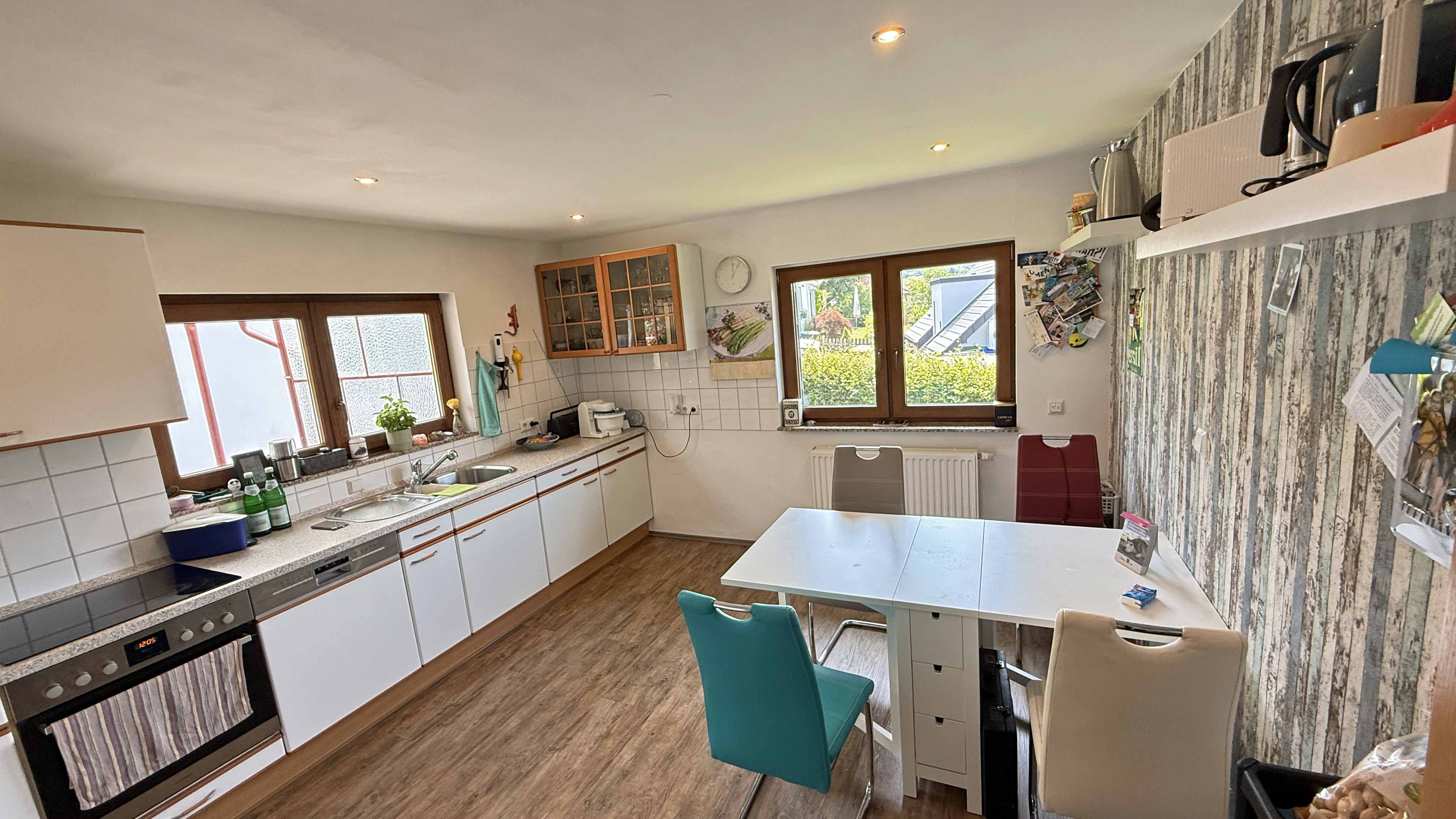 Reichshof-Denklingen: Perfekt für zwei Generationen, Wohnküche (15,5 m², im KP enthalten) 