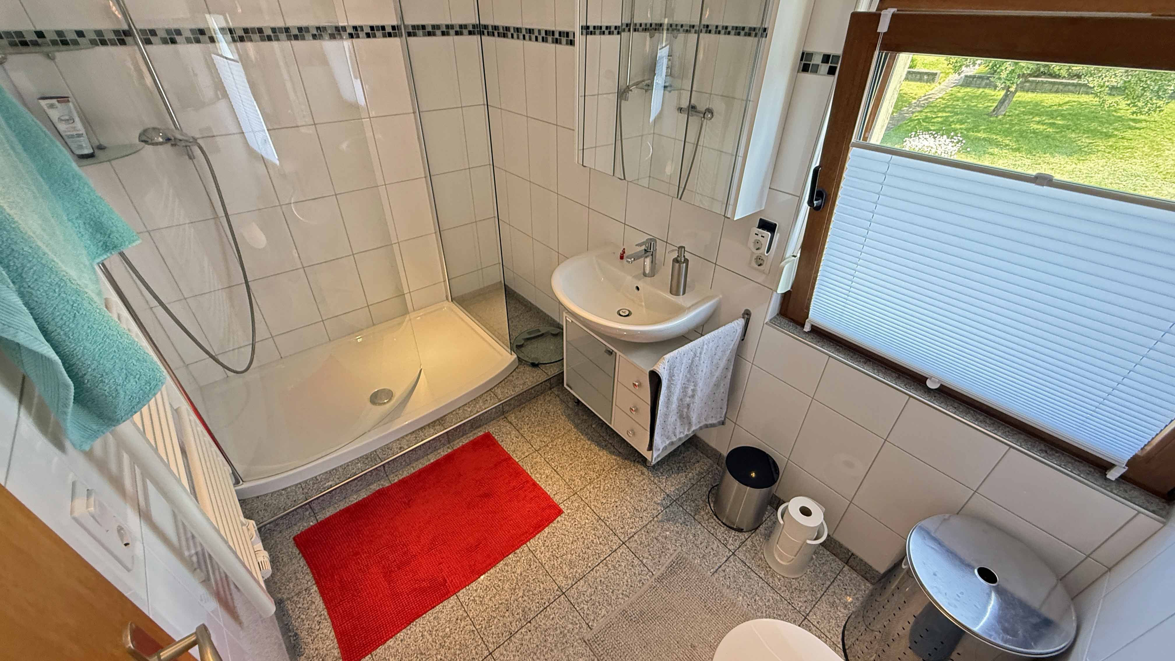 Reichshof-Denklingen: Perfekt für zwei Generationen, Haus II, OG: modernes Bad mit großer Dusche