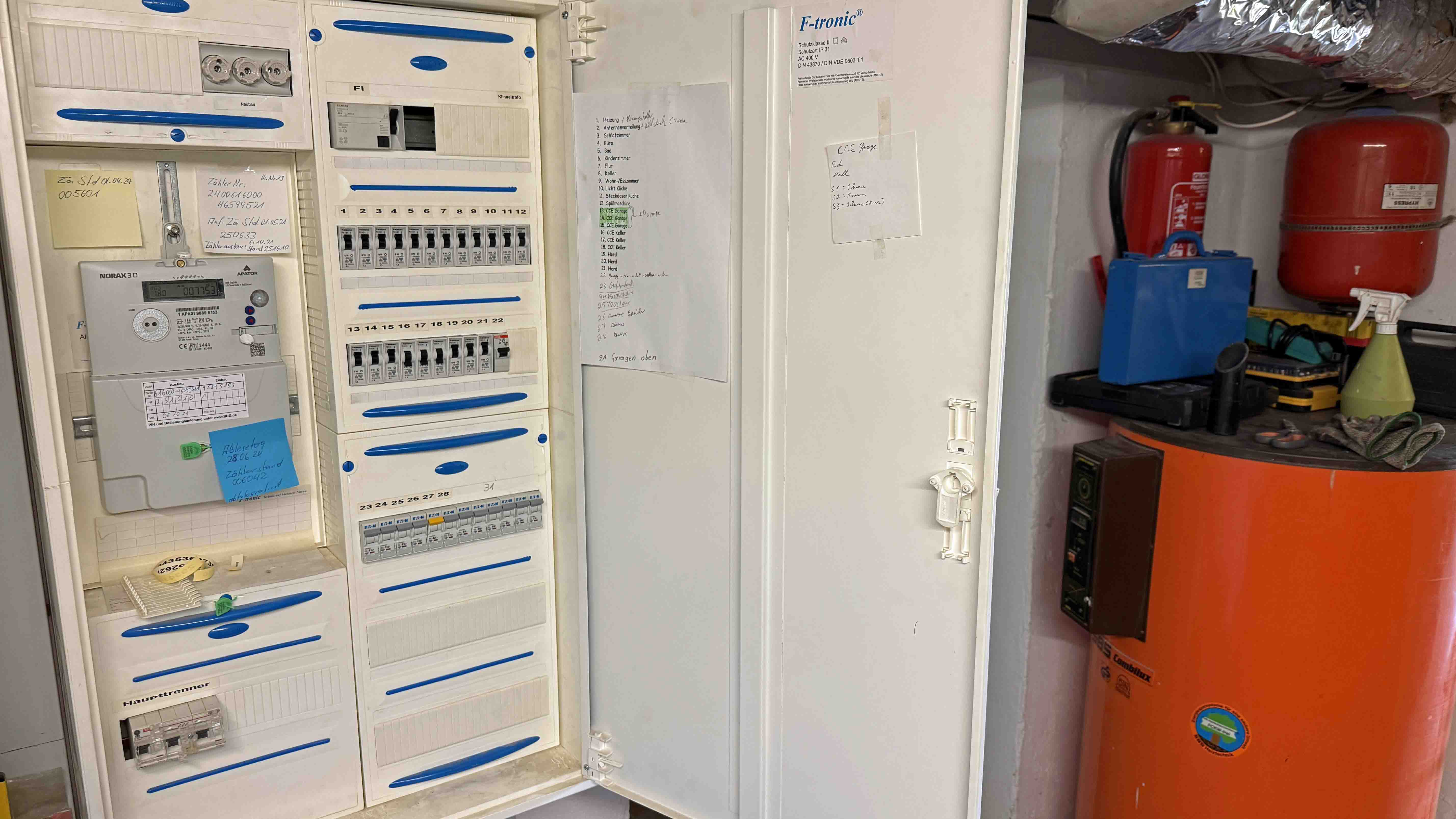 Reichshof-Denklingen: Perfekt für zwei Generationen, Elektrik modernisiert u. für beide Häuser getrennt