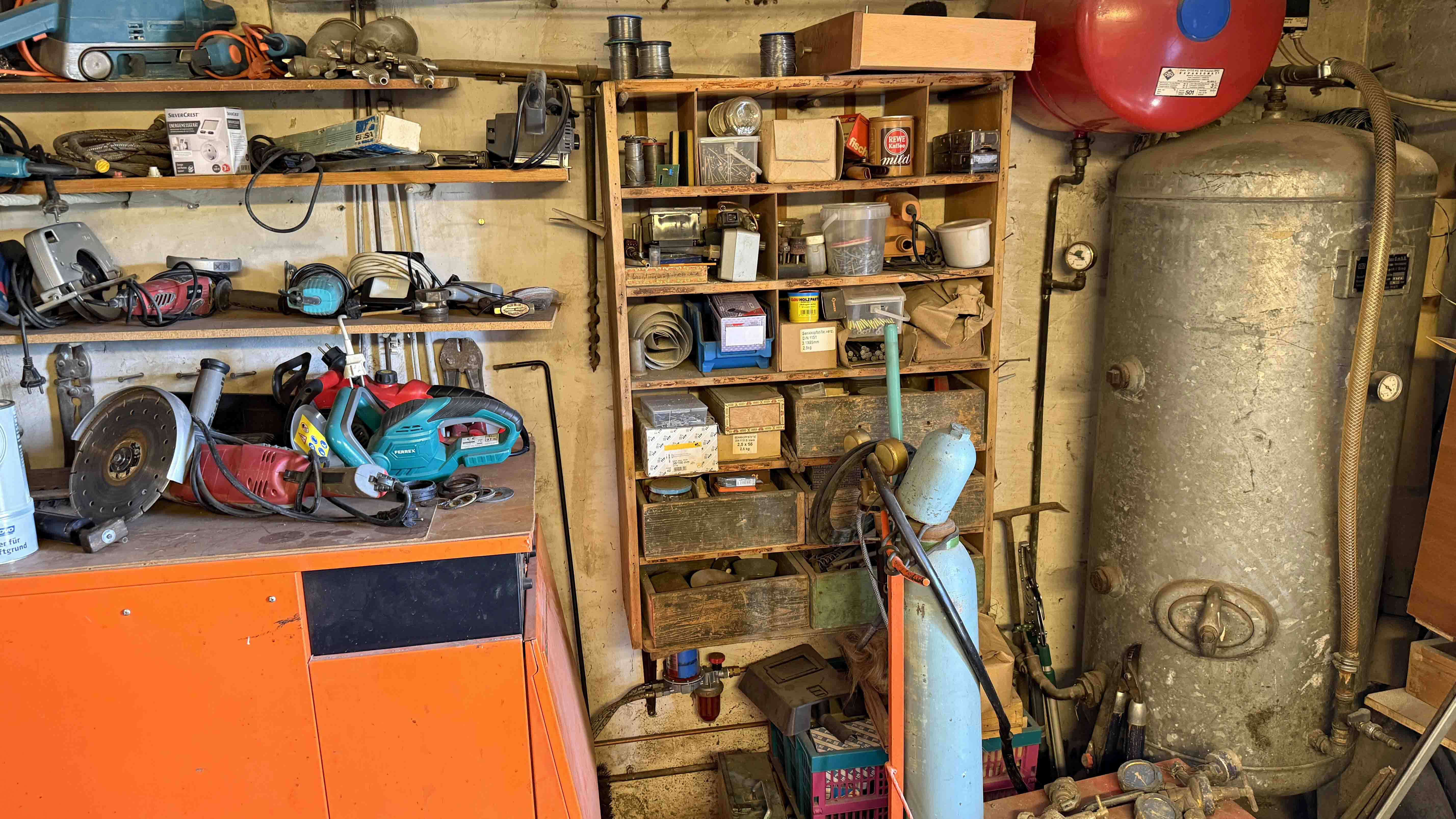 Reichshof-Denklingen: Perfekt für zwei Generationen, gemeinsame Öl-Zentralheizung, re.: Hauswasserwerk