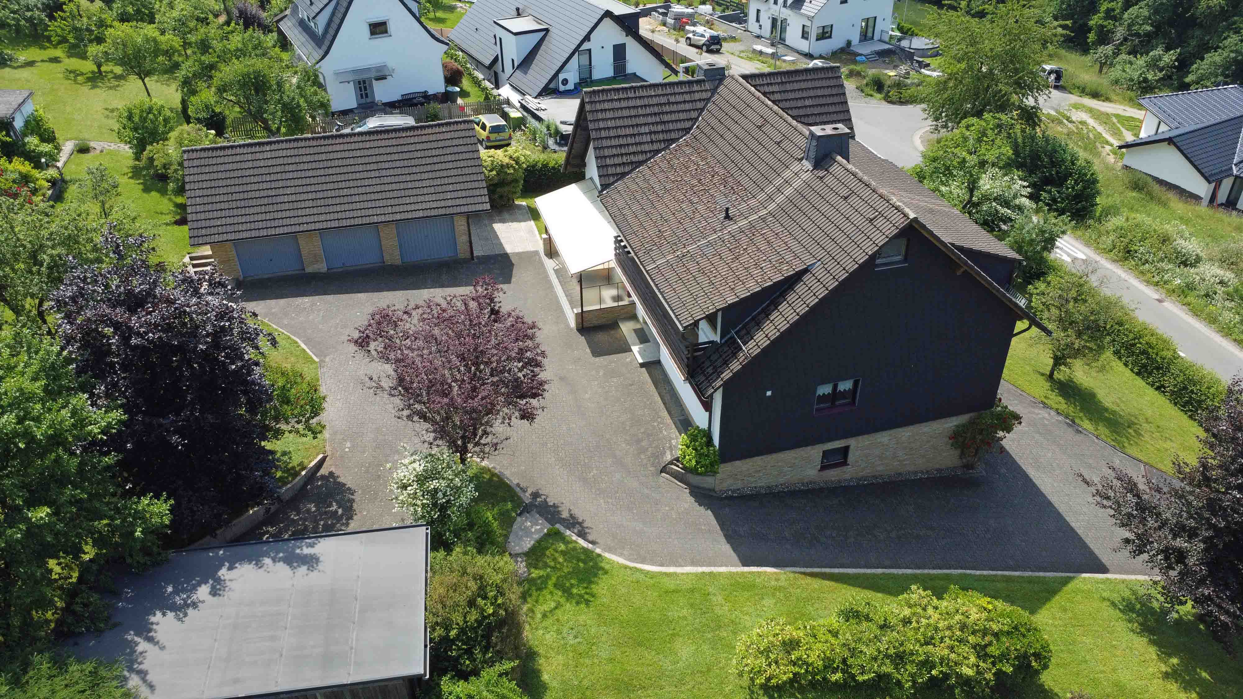 Reichshof-Denklingen: Perfekt für zwei Generationen, 1.382 m² Grst. mit großer geplasterter Hoffläche..