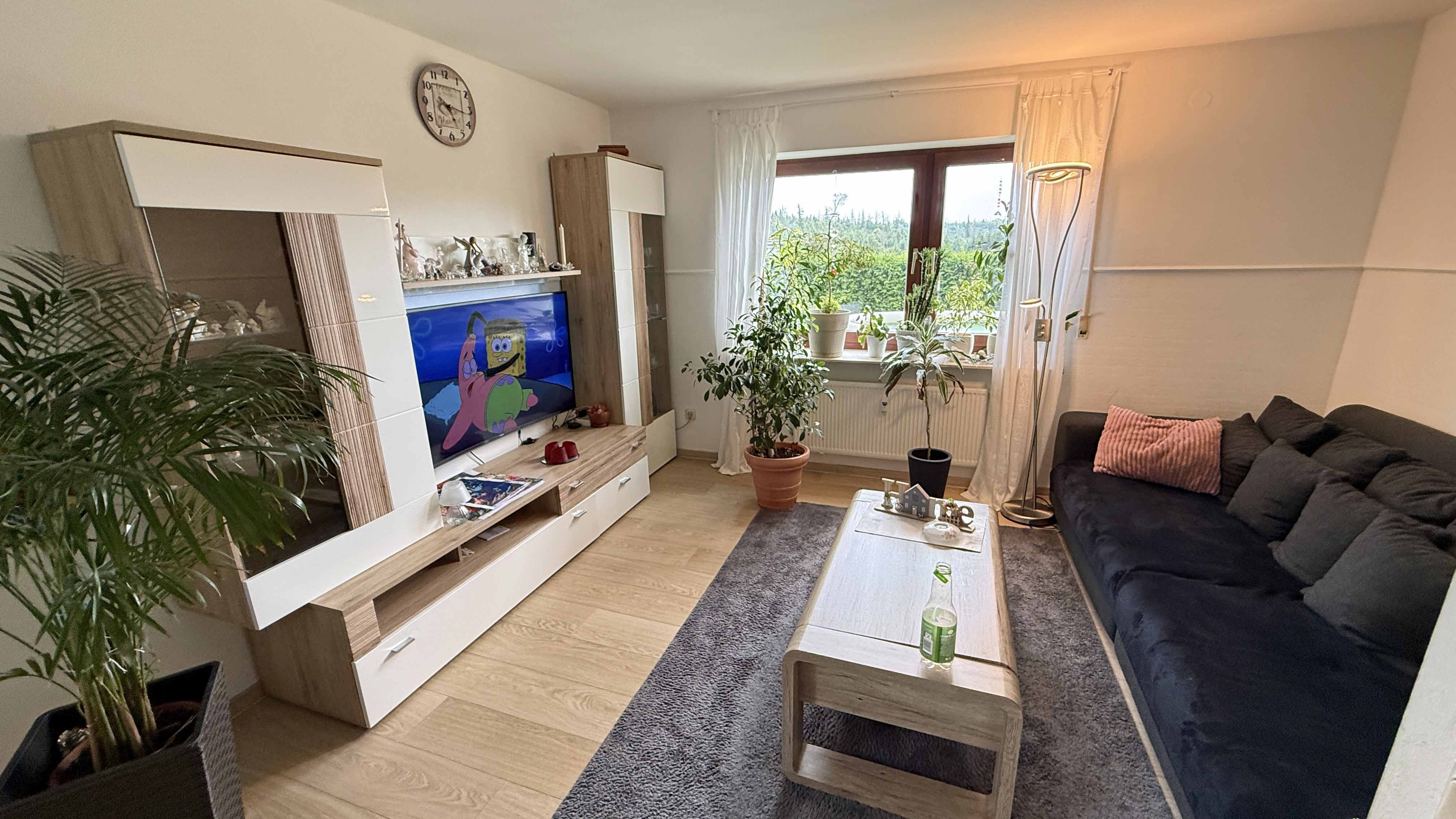 Morsbach-Alzen: Landhaus mit 3 Wohnungen und PV-Anlage, Wng UG (58 m²), hier: Wohn-/ Esszimmer 21 m² 