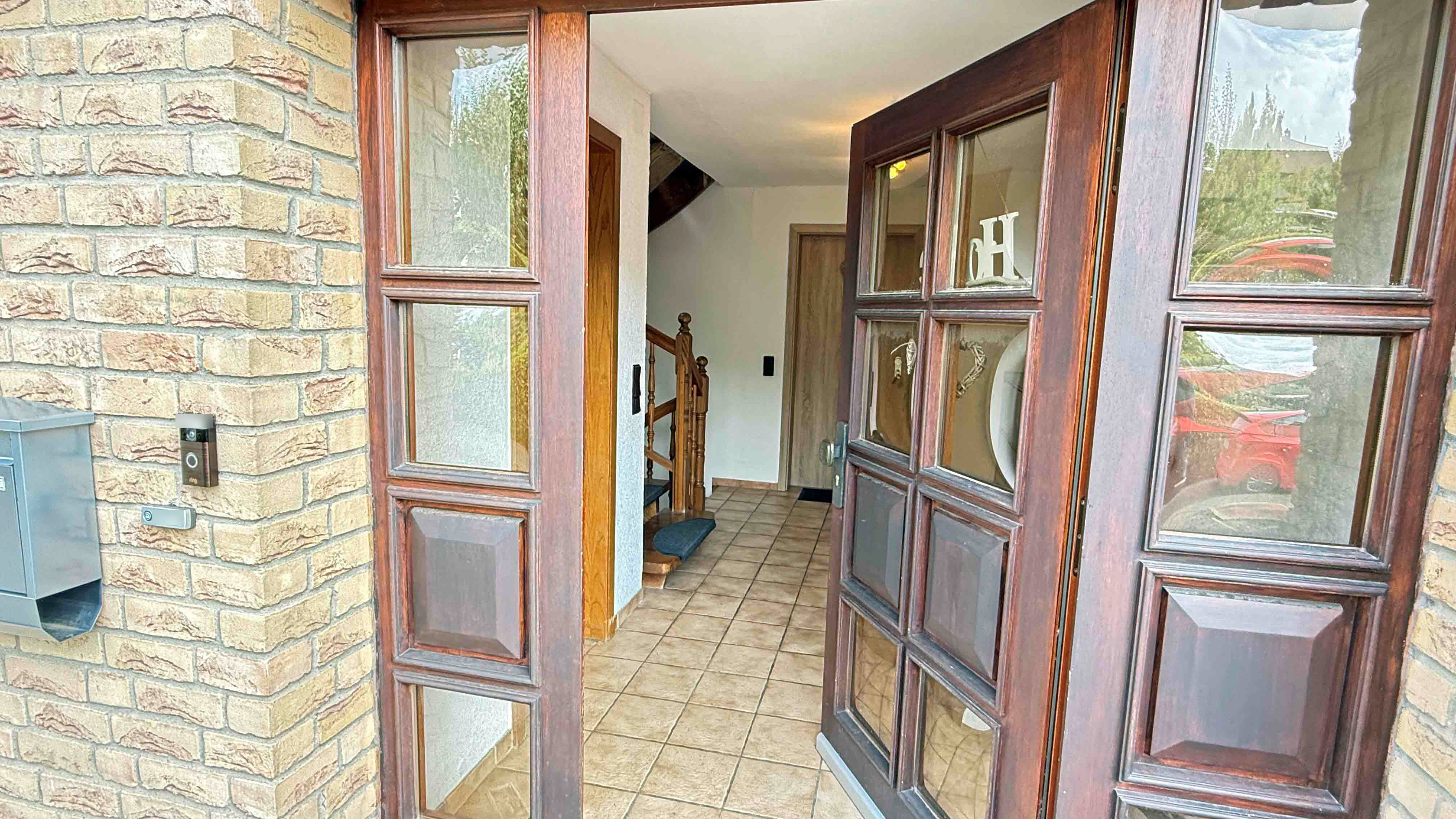 Morsbach-Alzen: Landhaus mit 3 Wohnungen und PV-Anlage, Haupteingang. Massive Bauweise und vollverklinkert