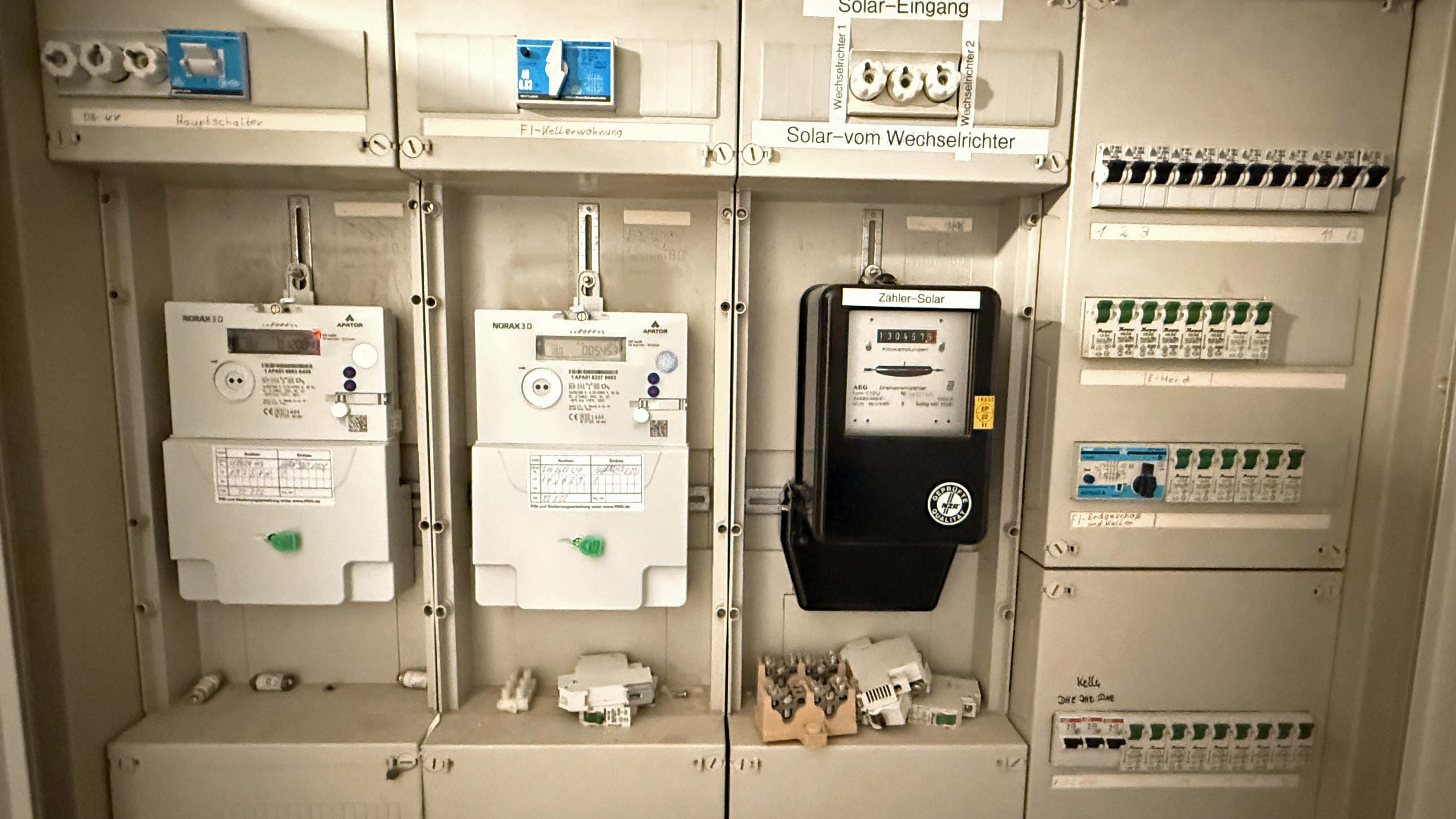 Morsbach-Alzen: Landhaus mit 3 Wohnungen und PV-Anlage, Separate Zähler für Strom, Wasser und Heizung