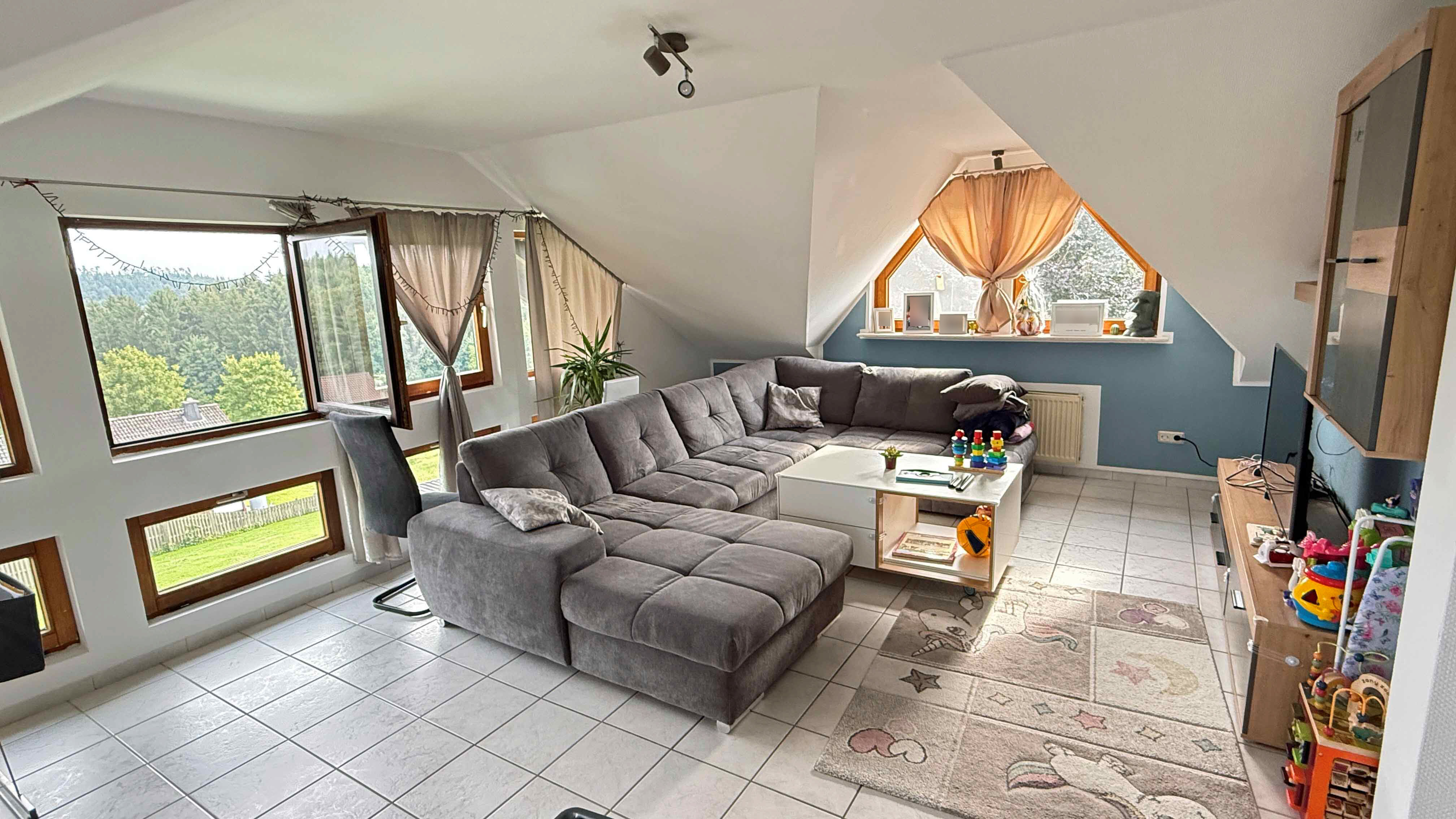 Morsbach-Alzen: Landhaus mit 3 Wohnungen und PV-Anlage, Wng. DG: Wohnzimmer mit Panoramaglaswand