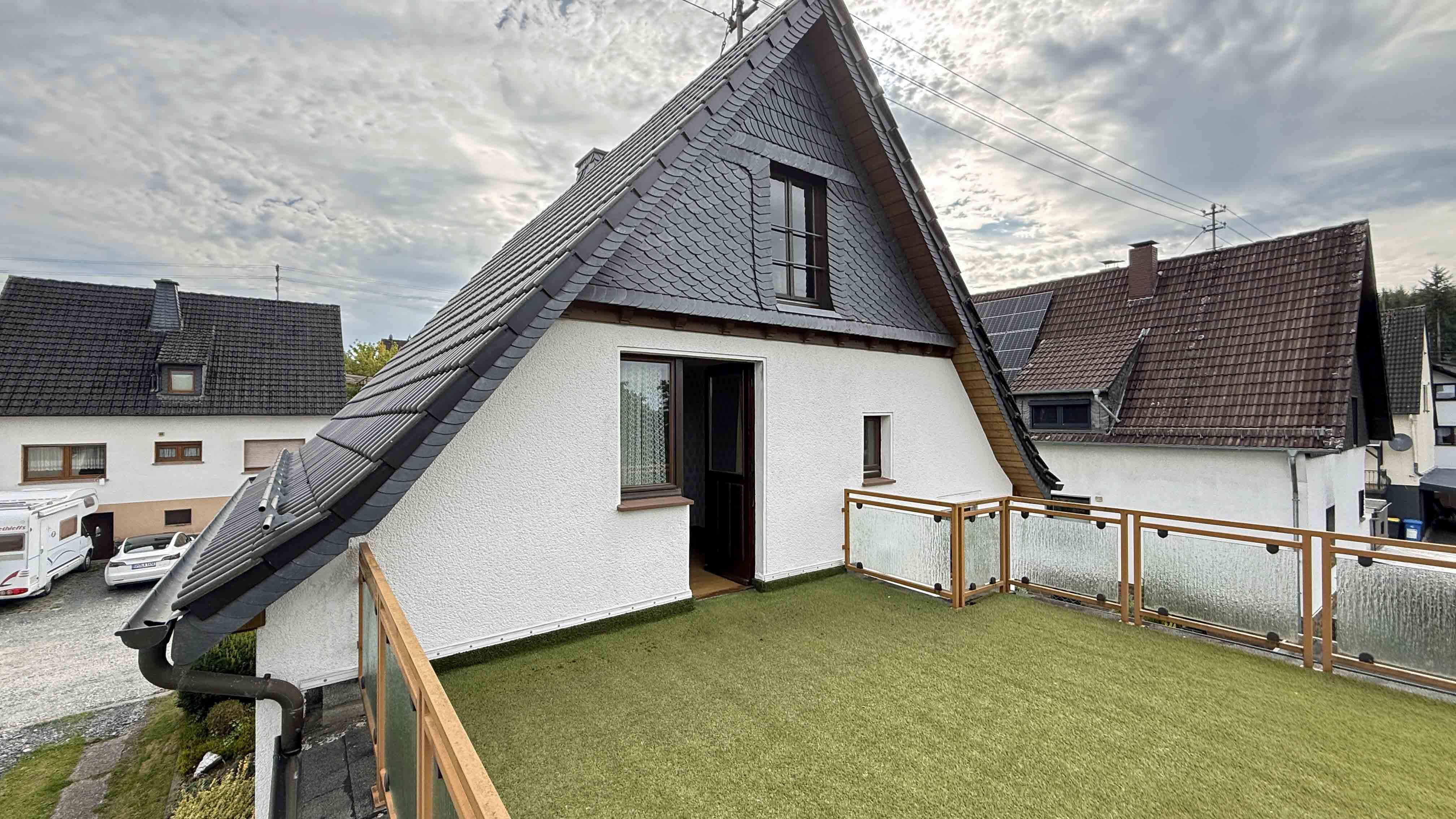 Wissen: EFH mit Dachterrasse, Garten und 2 Garagen, 3 Schlafzimmer im DG; eines mit Dachterrasse