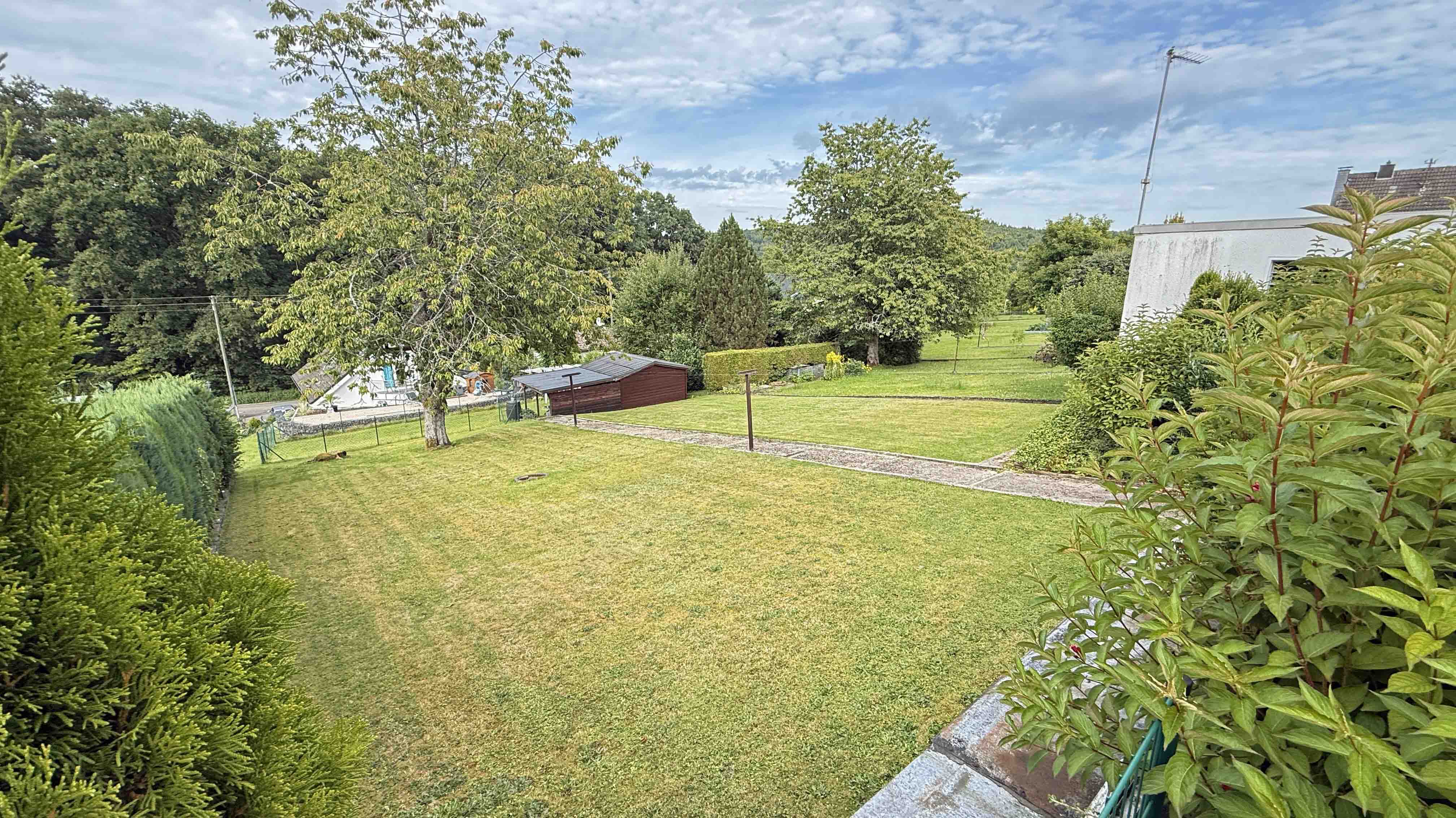 Wissen: EFH mit Dachterrasse, Garten und 2 Garagen, Garten (insges. 723 m² Grundstück) 