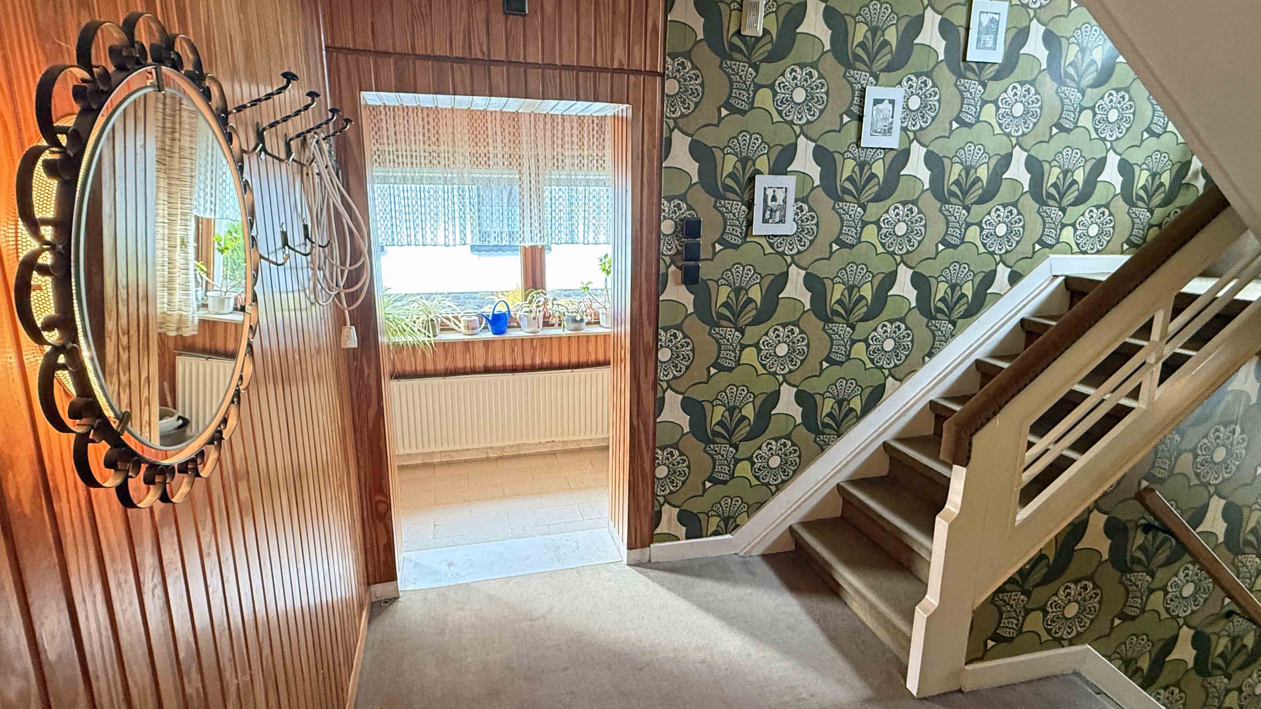 Wissen: EFH mit Dachterrasse, Garten und 2 Garagen, Hauseingang mit Windfang, Garderobe, Holztreppe...