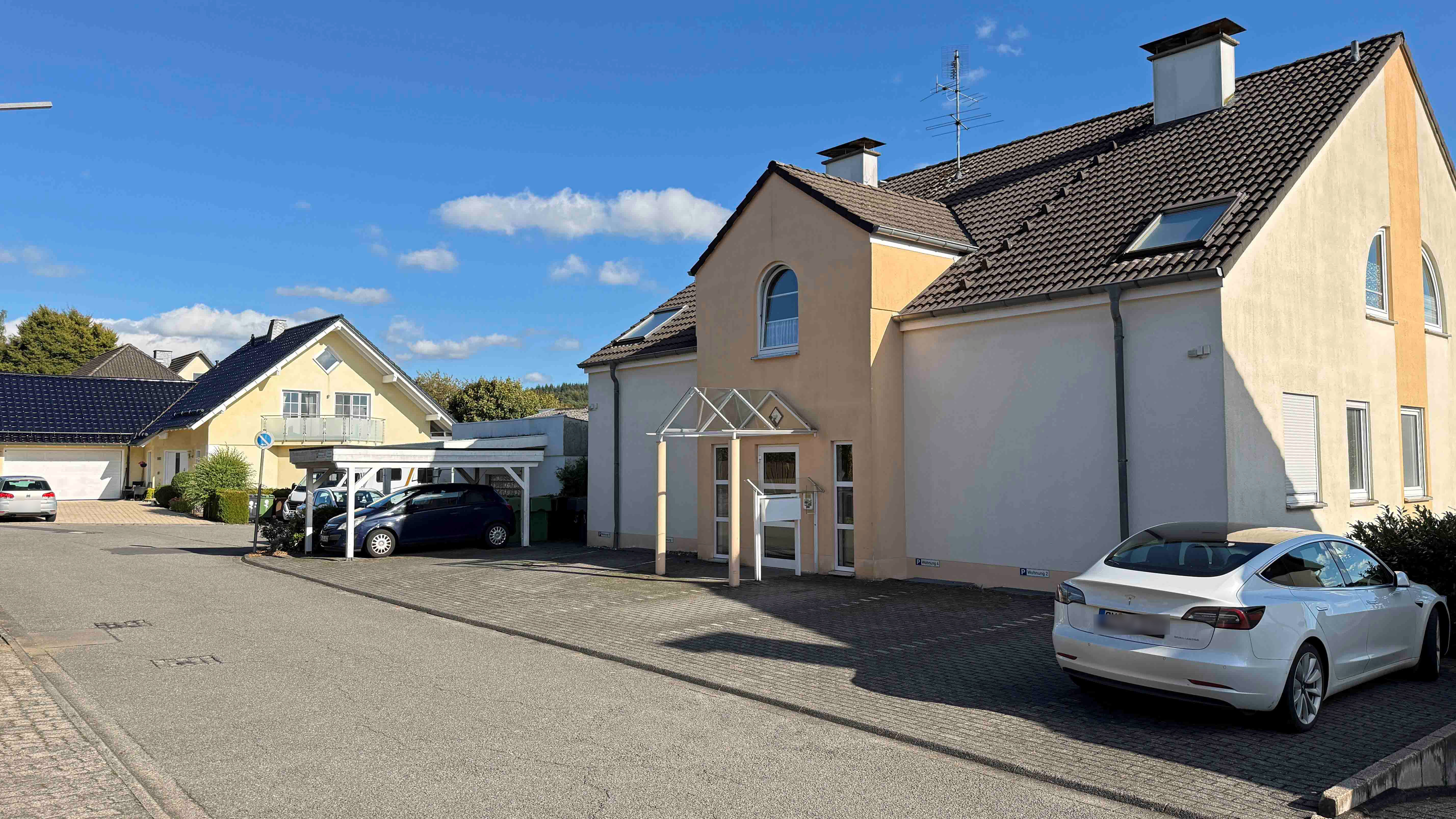 Verkauft - Waldbröl: Apartment mit Terrasse zentral und ruhig gelegen, Frontansicht: 6-Familienhauses am Ende einer kleinen Sackgasse