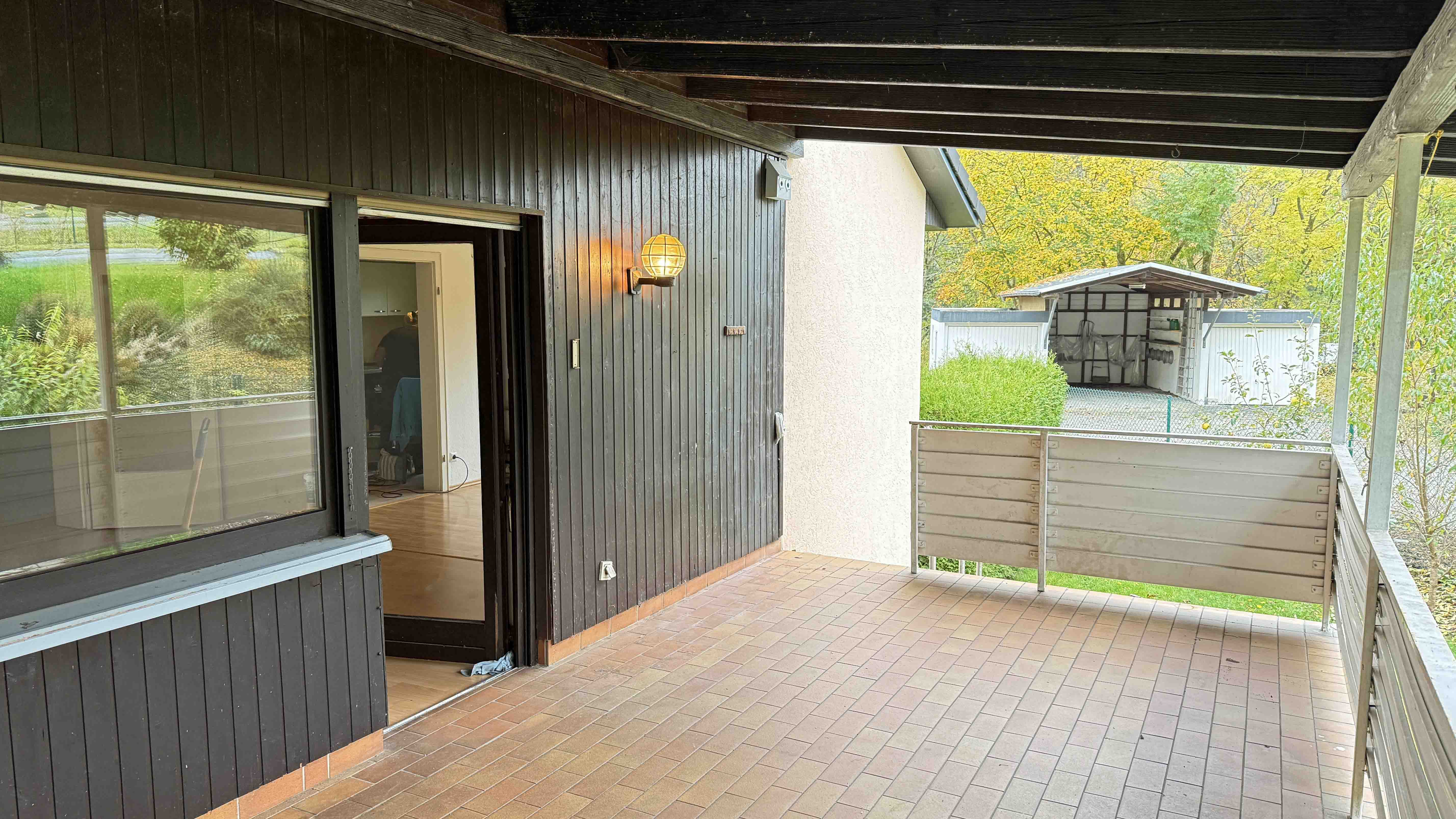 Morsbach-Bitze: EFH mit ELW / preiswert und gut, ...angrenzender, überdachten Terrasse (26 m²)