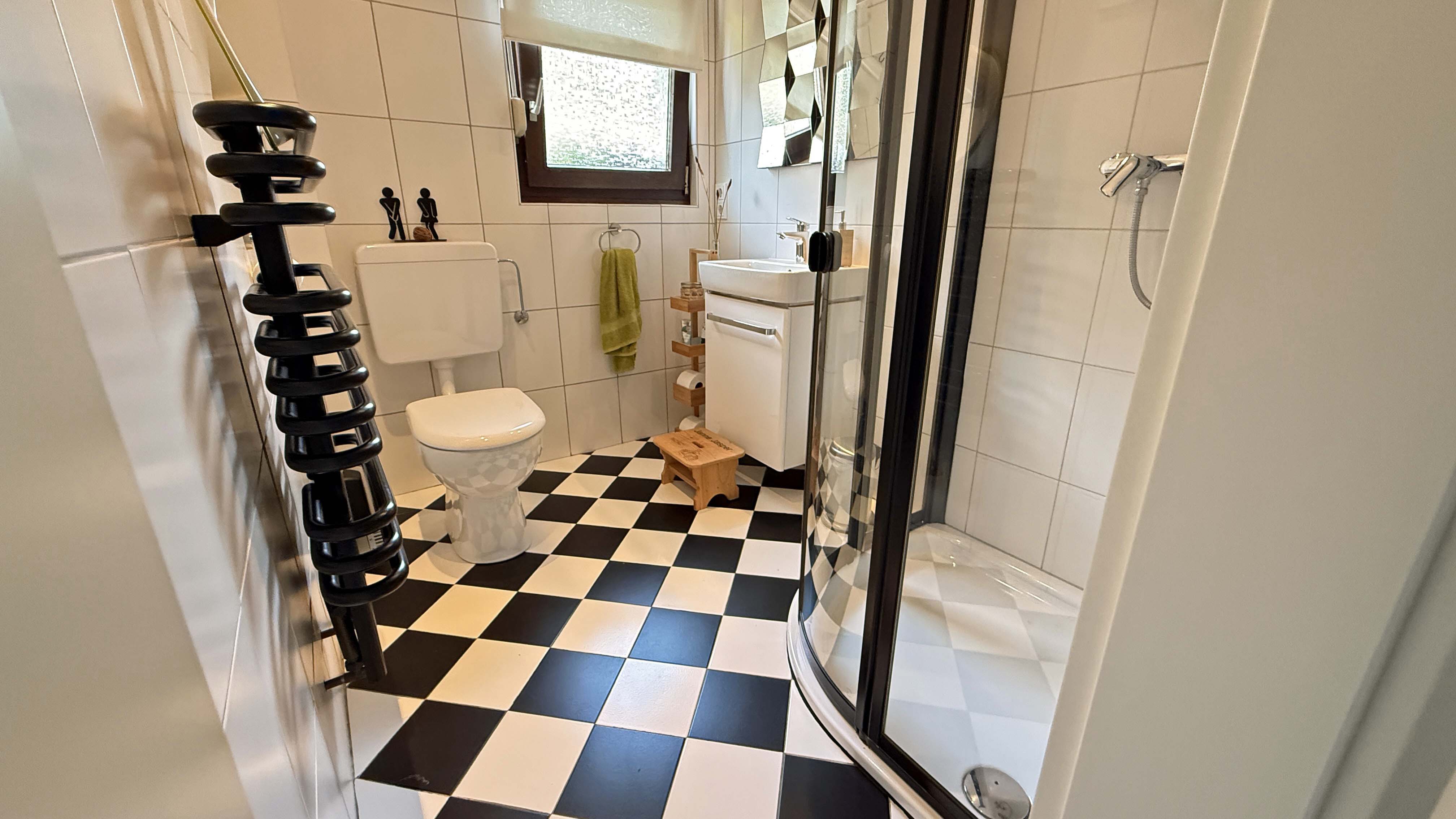 Morsbach: Gepflegtes, großes EFH mit ELW, Gäste-WC mit bodengleicher Dusche im EG