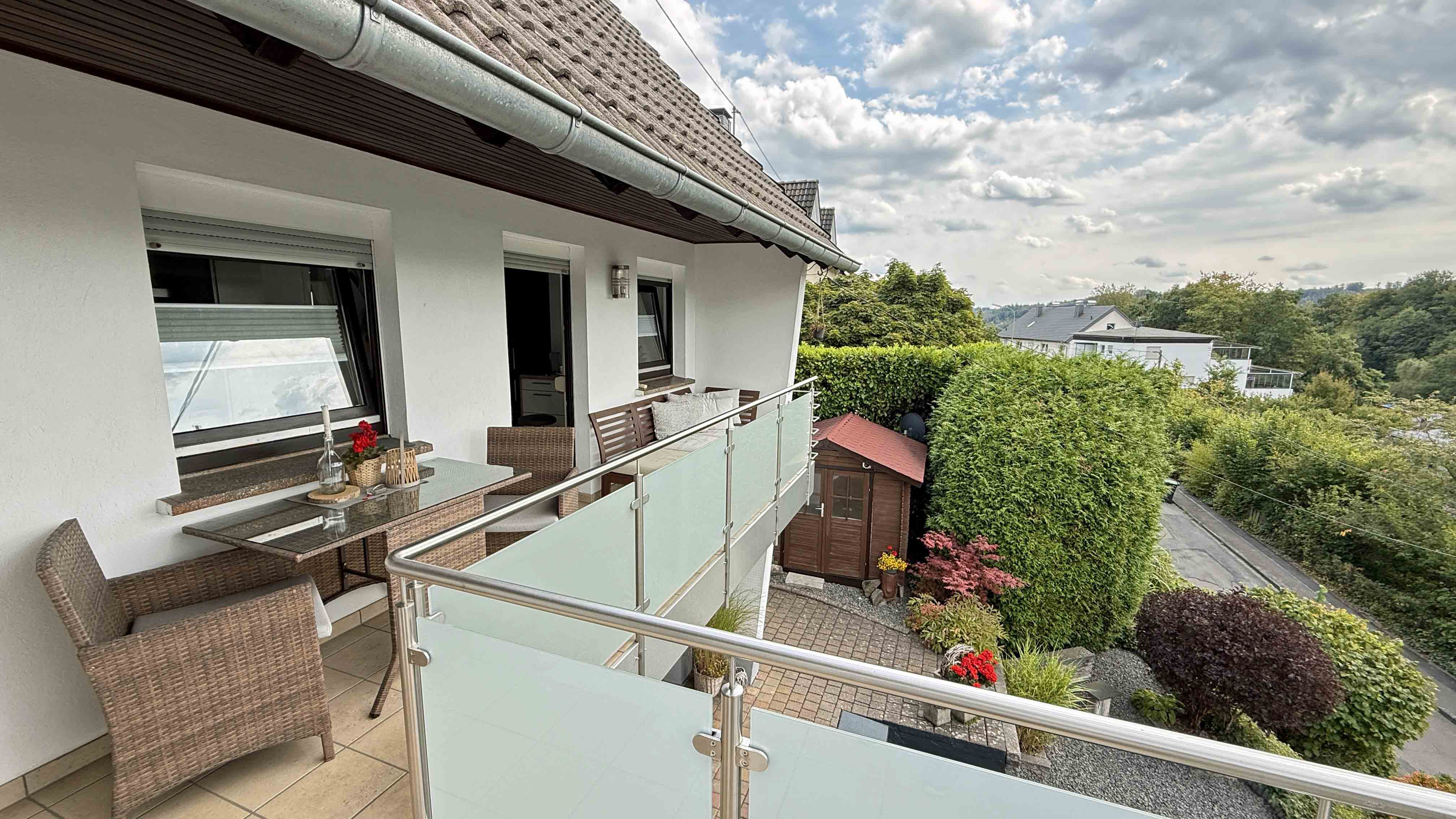 Morsbach: Gepflegtes, großes EFH mit ELW, ...zum überdachten Balkon