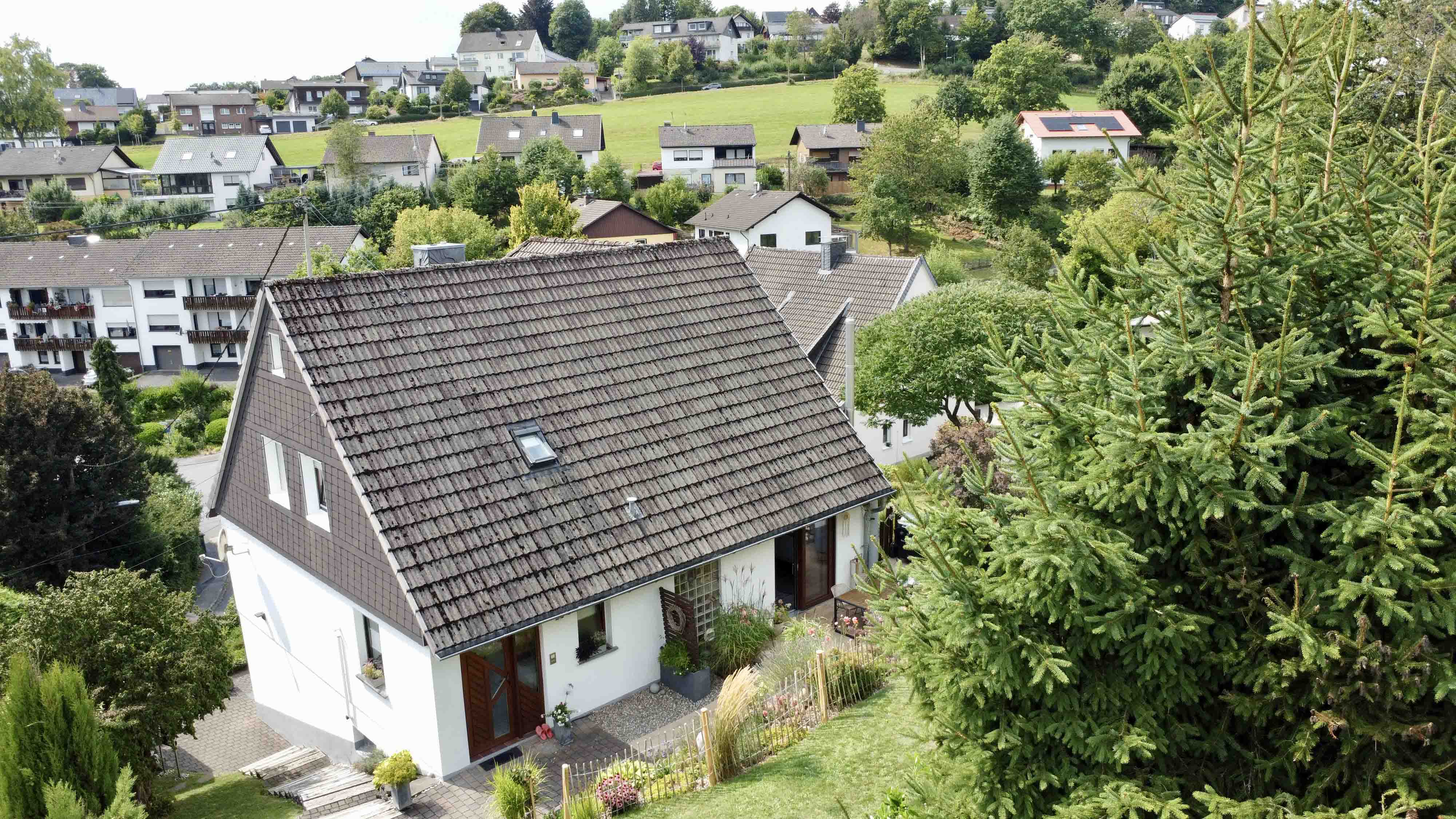 Morsbach: Gepflegtes, großes EFH mit ELW, 