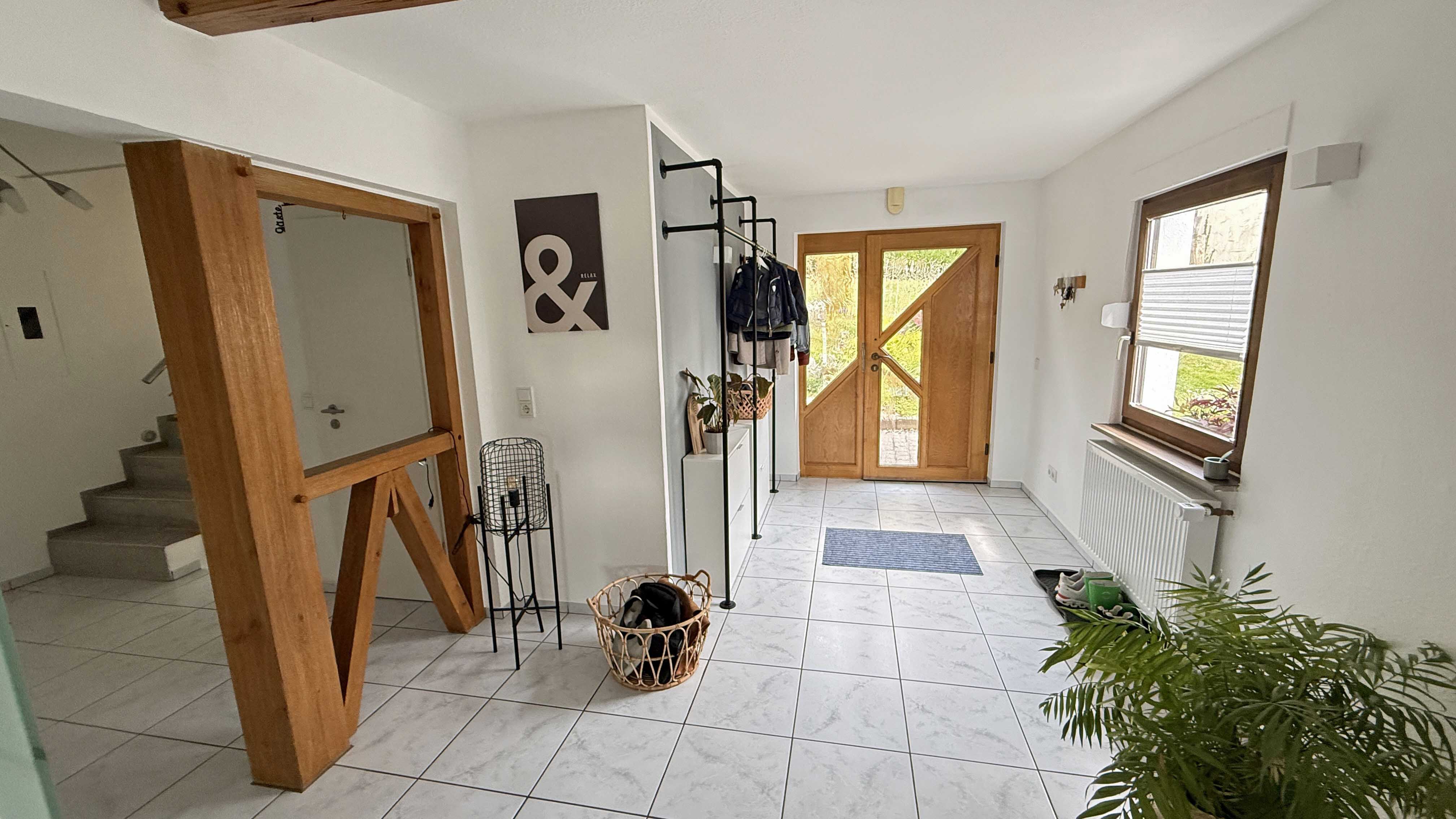 Morsbach: Gepflegtes, großes EFH mit ELW, großzügiger Eingangsbereich Hauptwohnung 