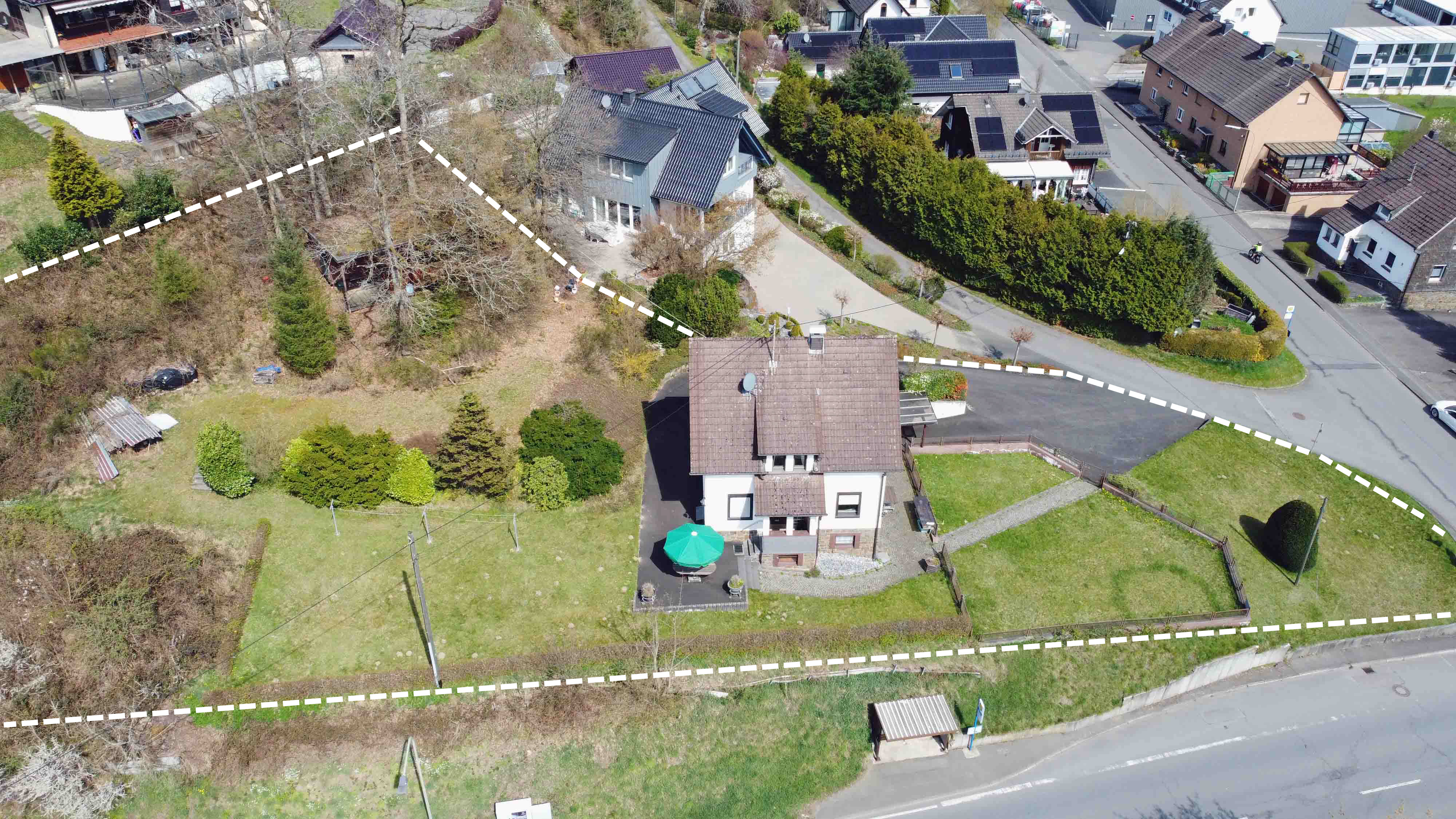 Morsbach: Baujahr 1939, aber modernisiert, barrierefrei, preiswert und gut, 2.437 m² Grst. mit Laubwald am Ortsrand Morsbach