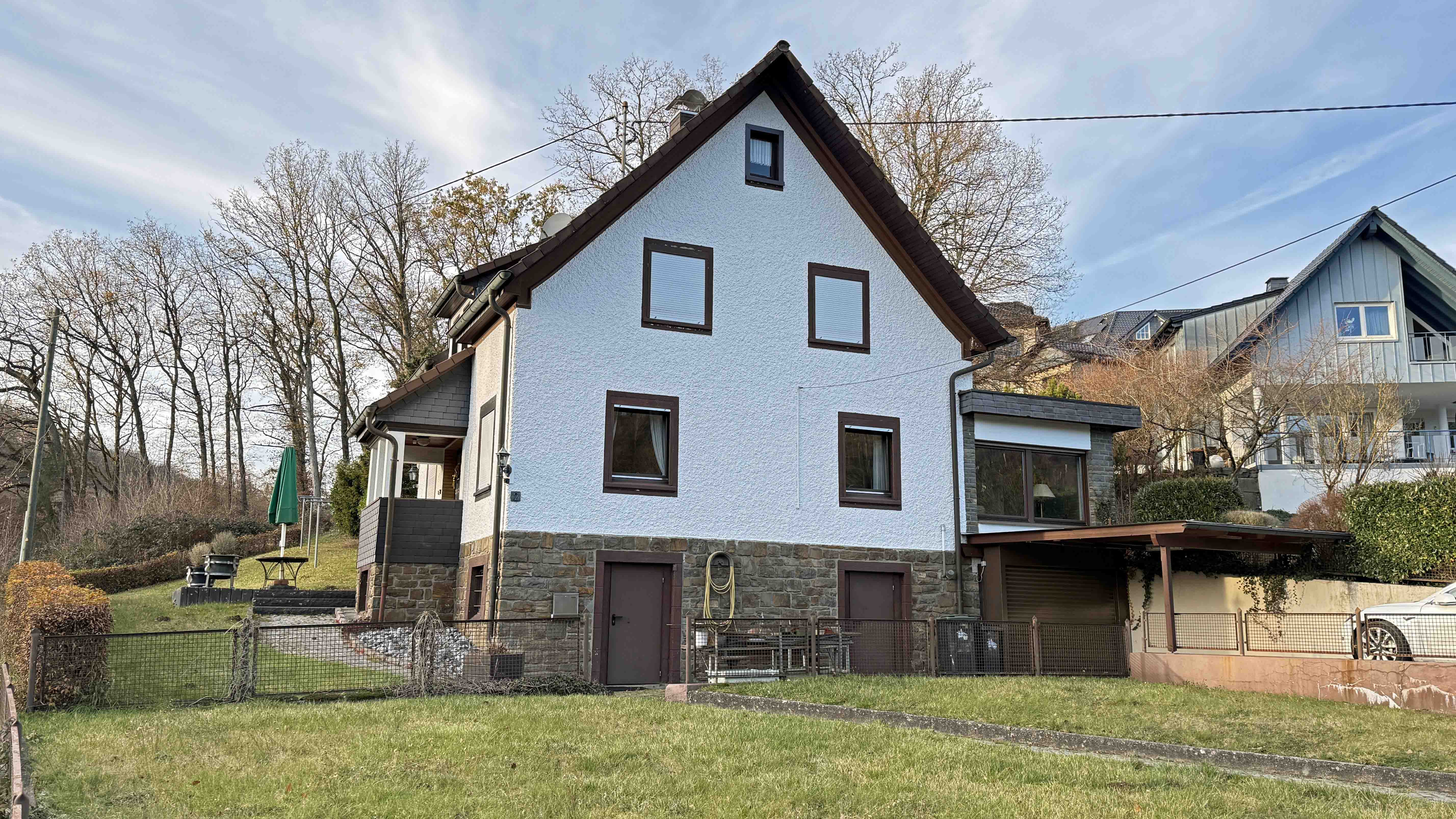 Morsbach: Baujahr 1939, aber modernisiert, barrierefrei, preiswert und gut, Front-/Gartenseite