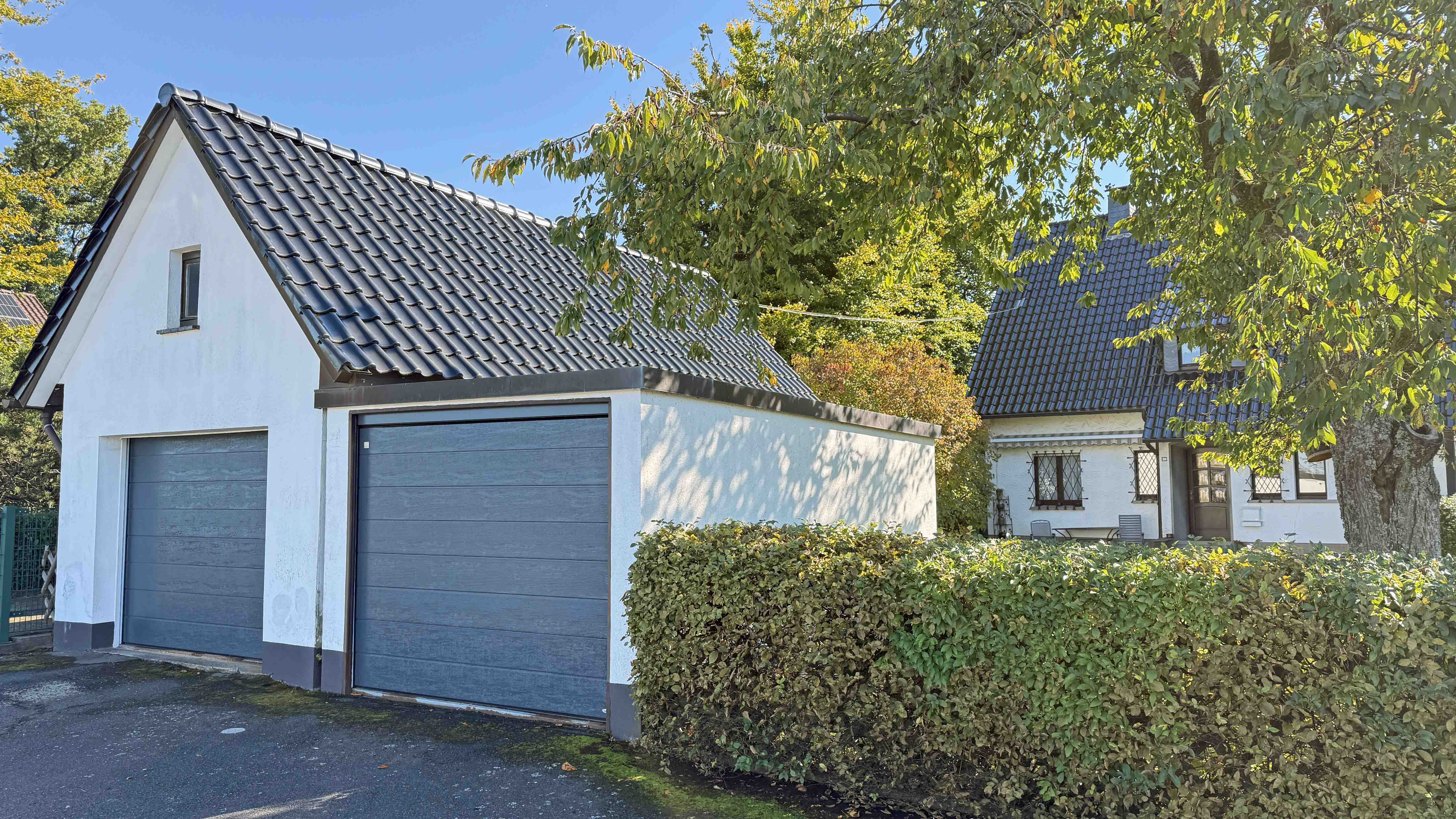 Waldbröl: Gepflegtes 50er-Jahre-EFH im herrlichen Höhenweg, 2 massive Garagen. Die Dächer wurden 1999 erneuert.