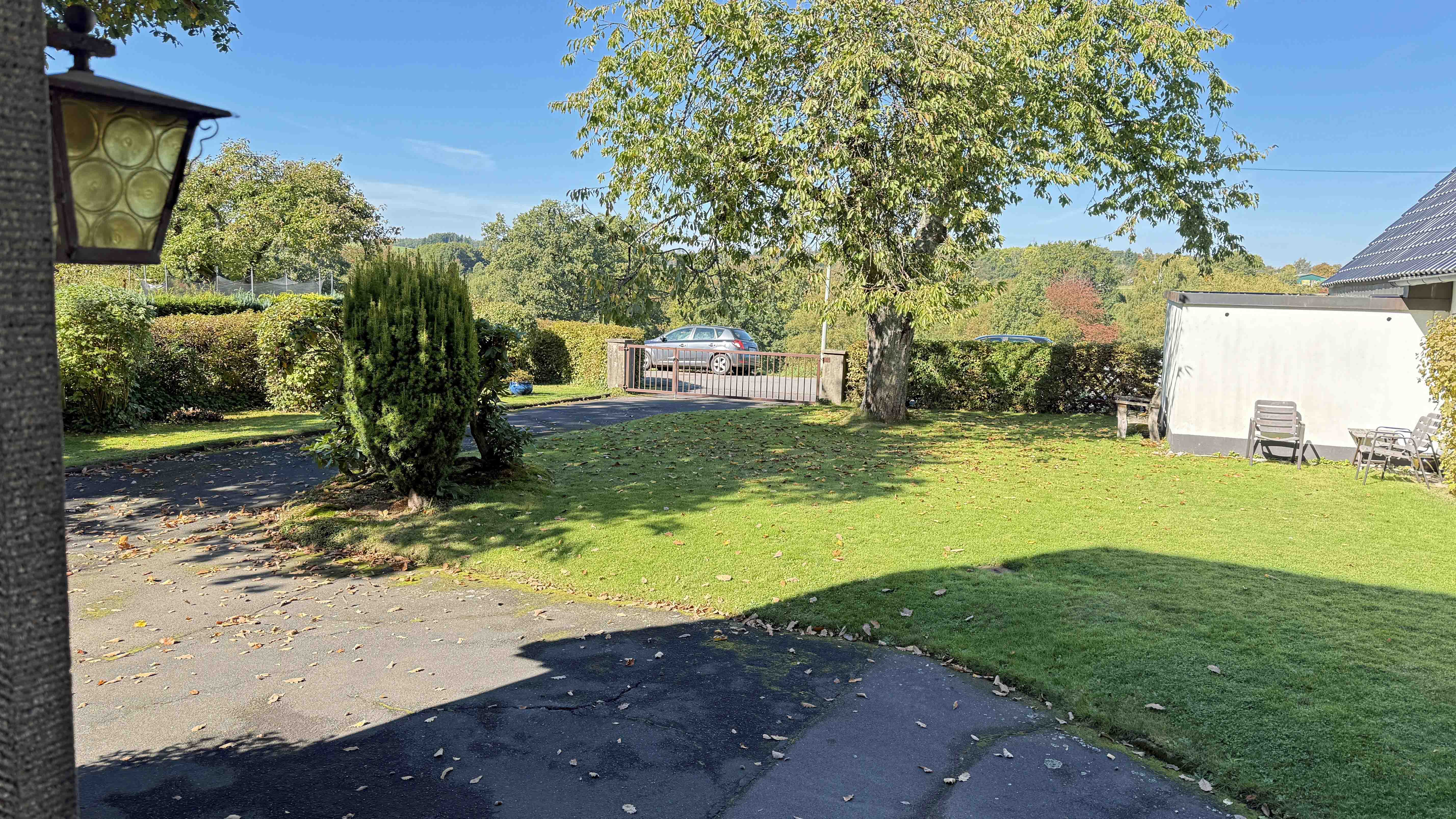 Waldbröl: Gepflegtes 50er-Jahre-EFH im herrlichen Höhenweg, Blick aus der Haustür in den Vorgarten