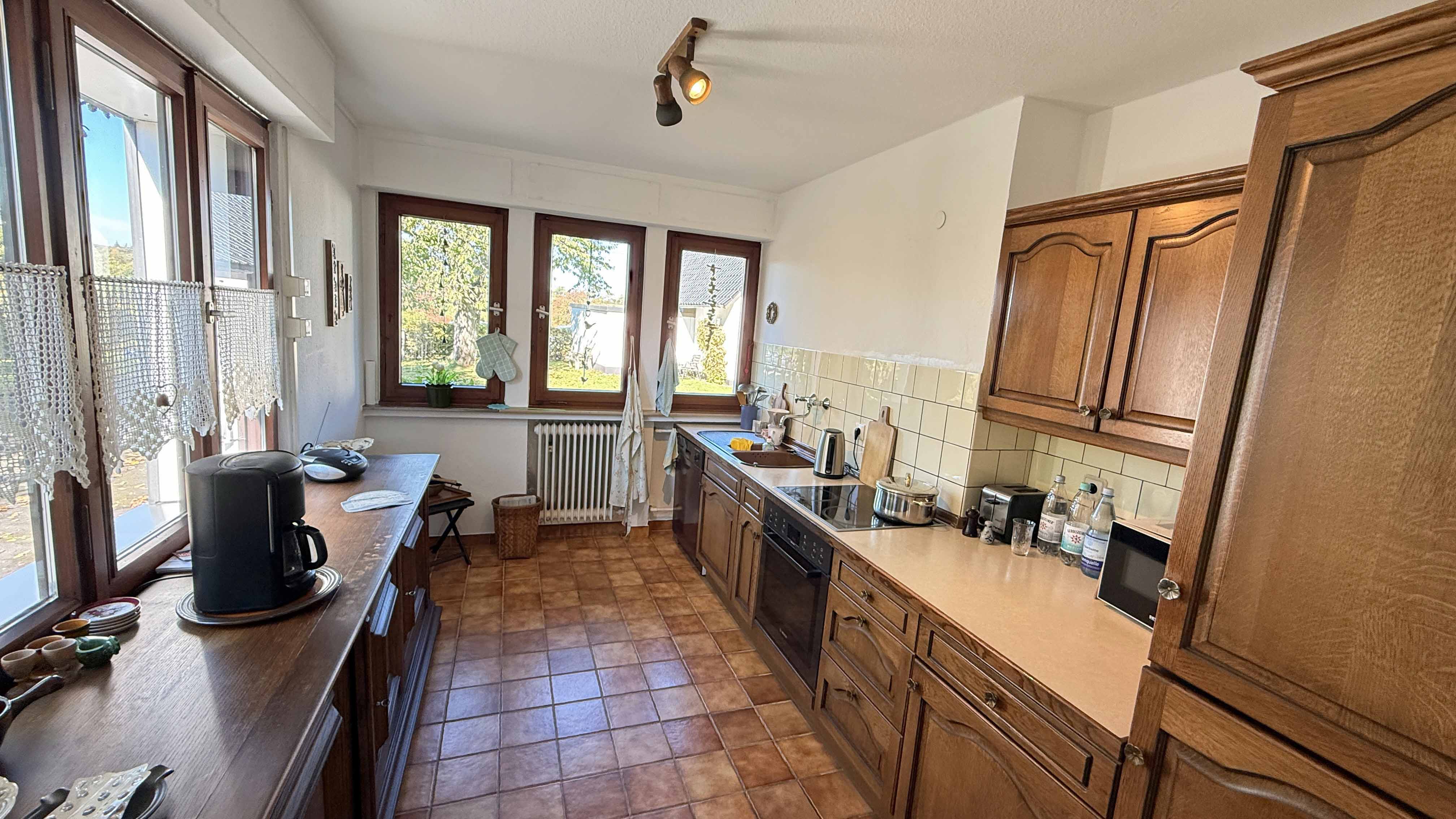 Waldbröl: Gepflegtes 50er-Jahre-EFH im herrlichen Höhenweg, Küche mit Rundumblick zum Vorgarten