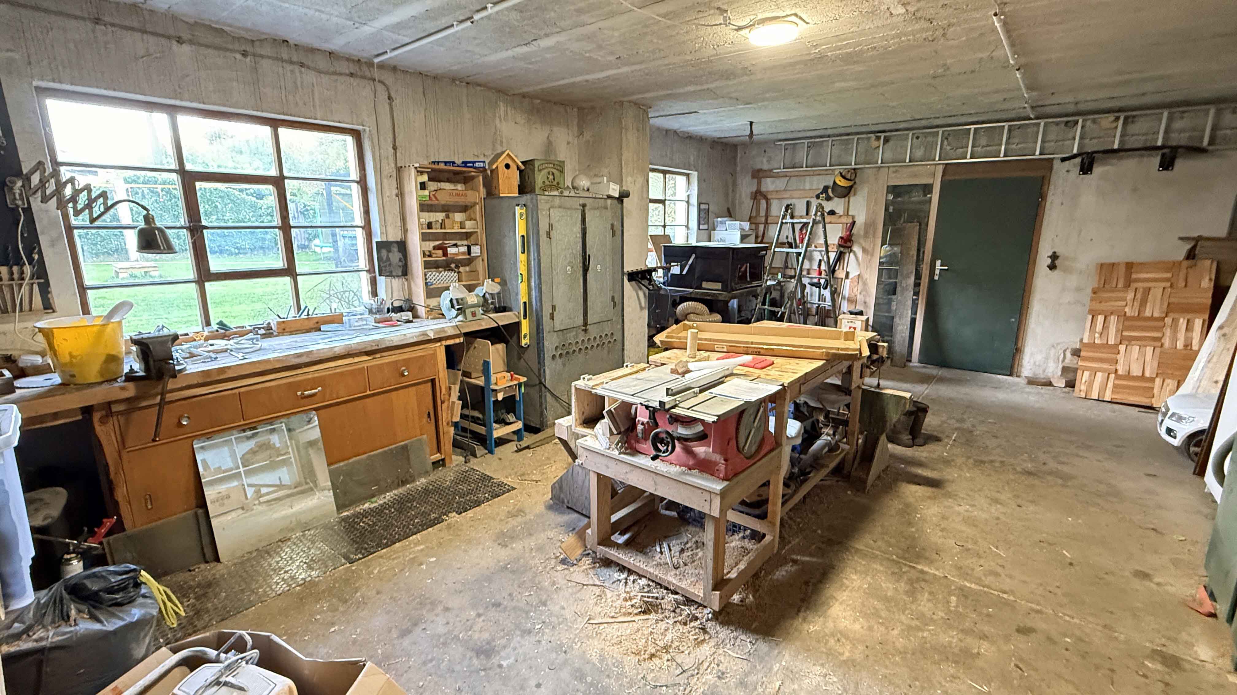 Morsbach-Ellingen: Viel Platz und ohne Renovierung beziehbar, Werkstatt (37 m²) mit großen Fenstern