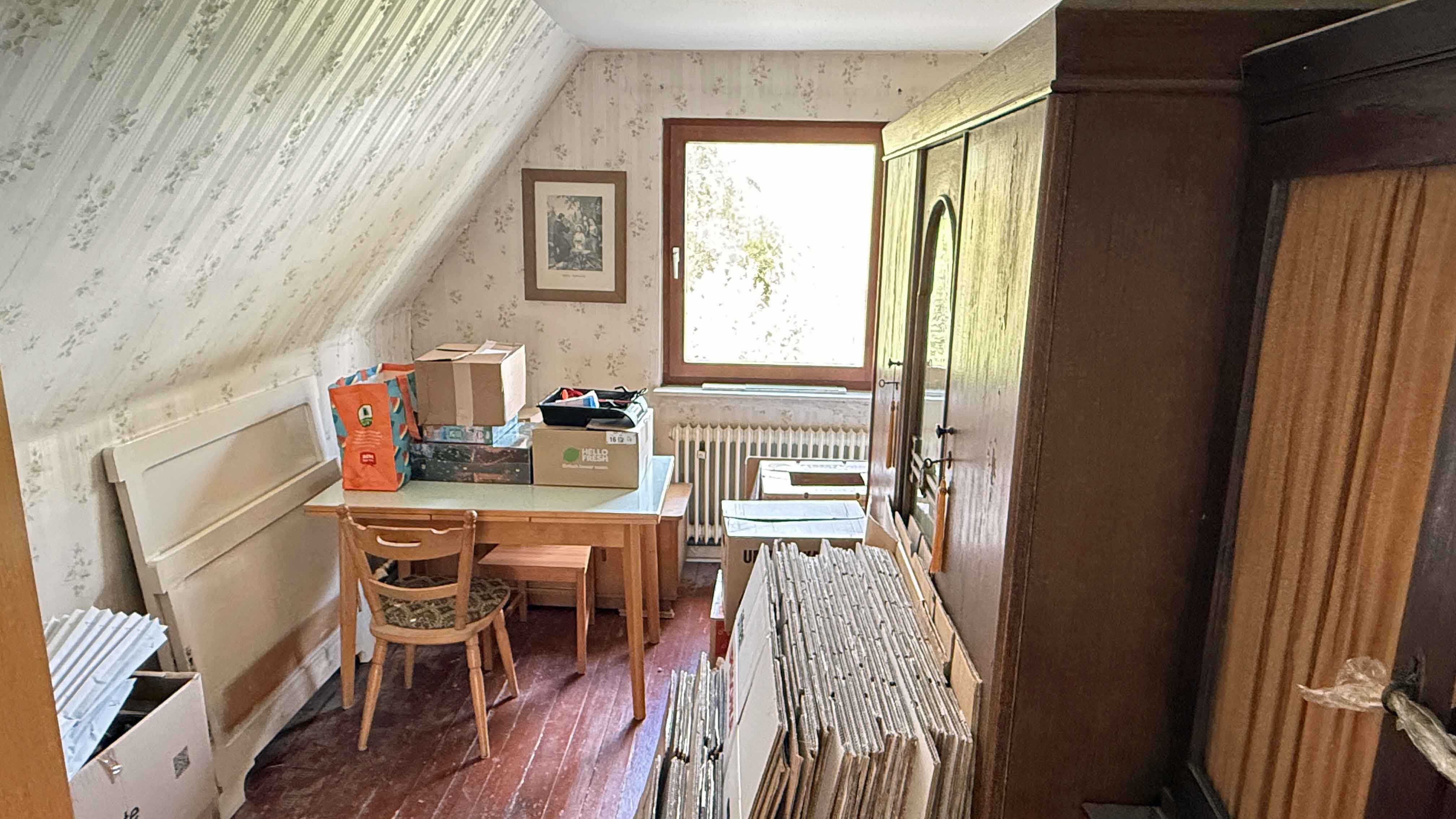 Morsbach-Ellingen: Viel Platz und ohne Renovierung beziehbar, schöne Ausbaureserven im DG: 3 Zimmer, Bad